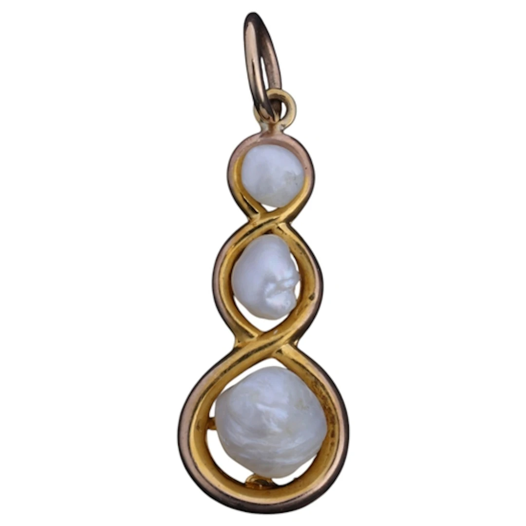 A 9ct gold three stone pearl pendant, set with graduated Bar...