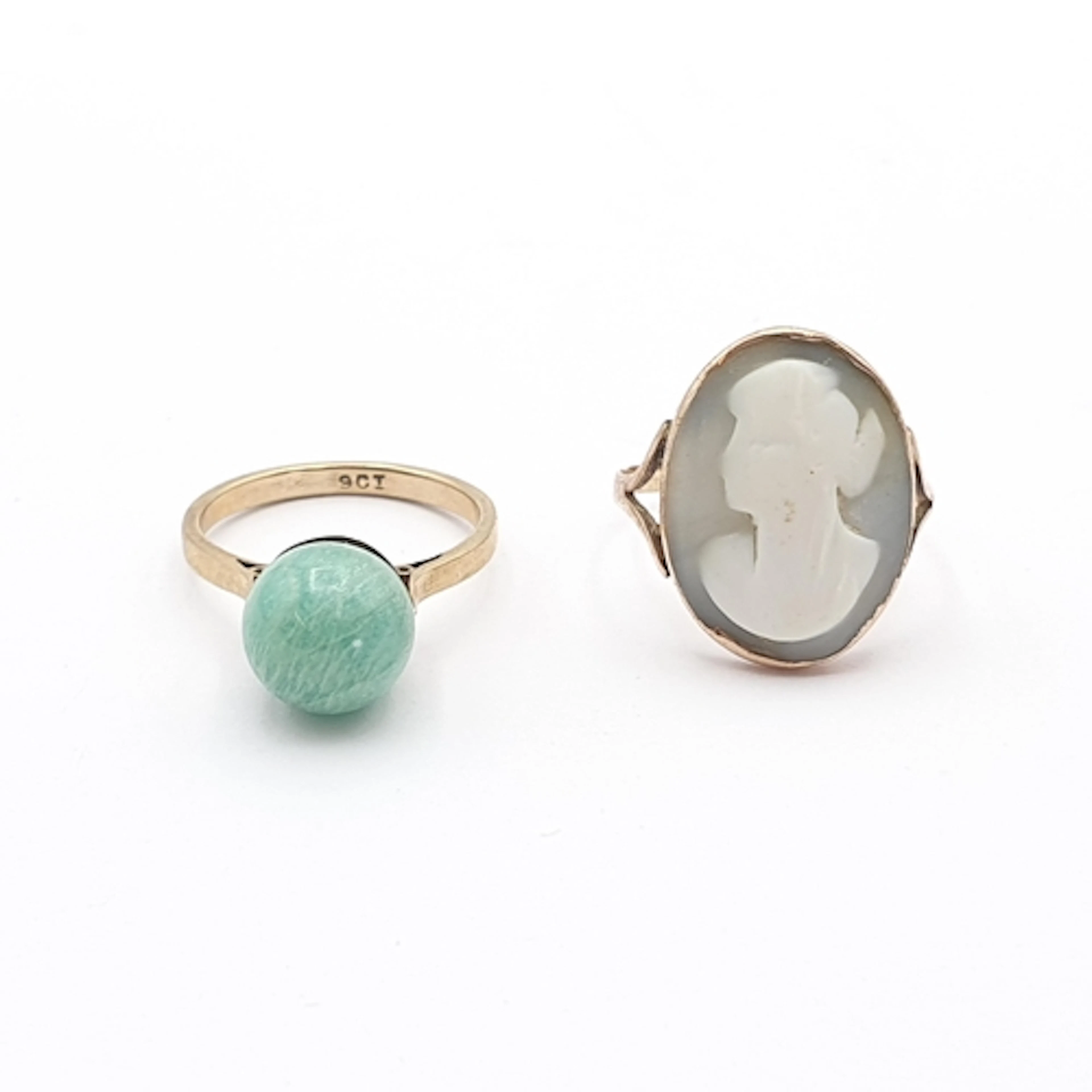 An Aventurine Quartz-set Ring set stamped 9ct, ring size N a...