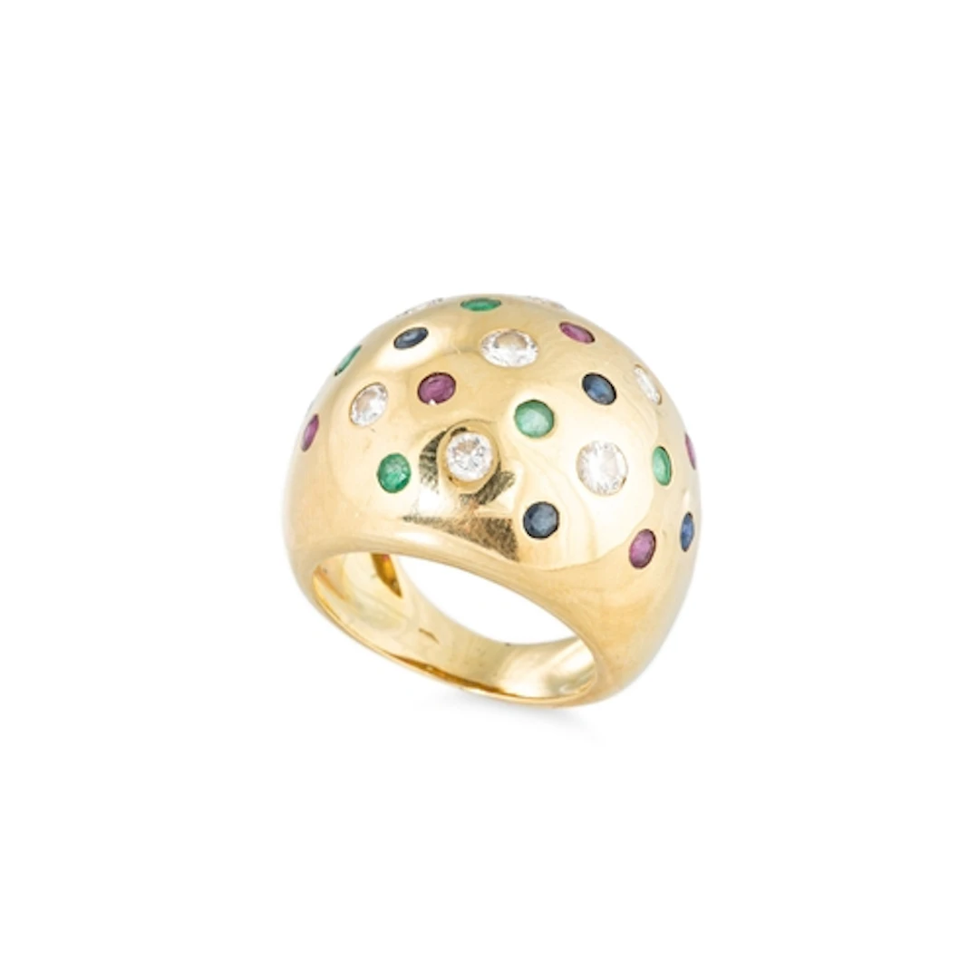 A RUBY, EMERALD, DIAMOND AND SAPPHIRE RING, mounted in yello...