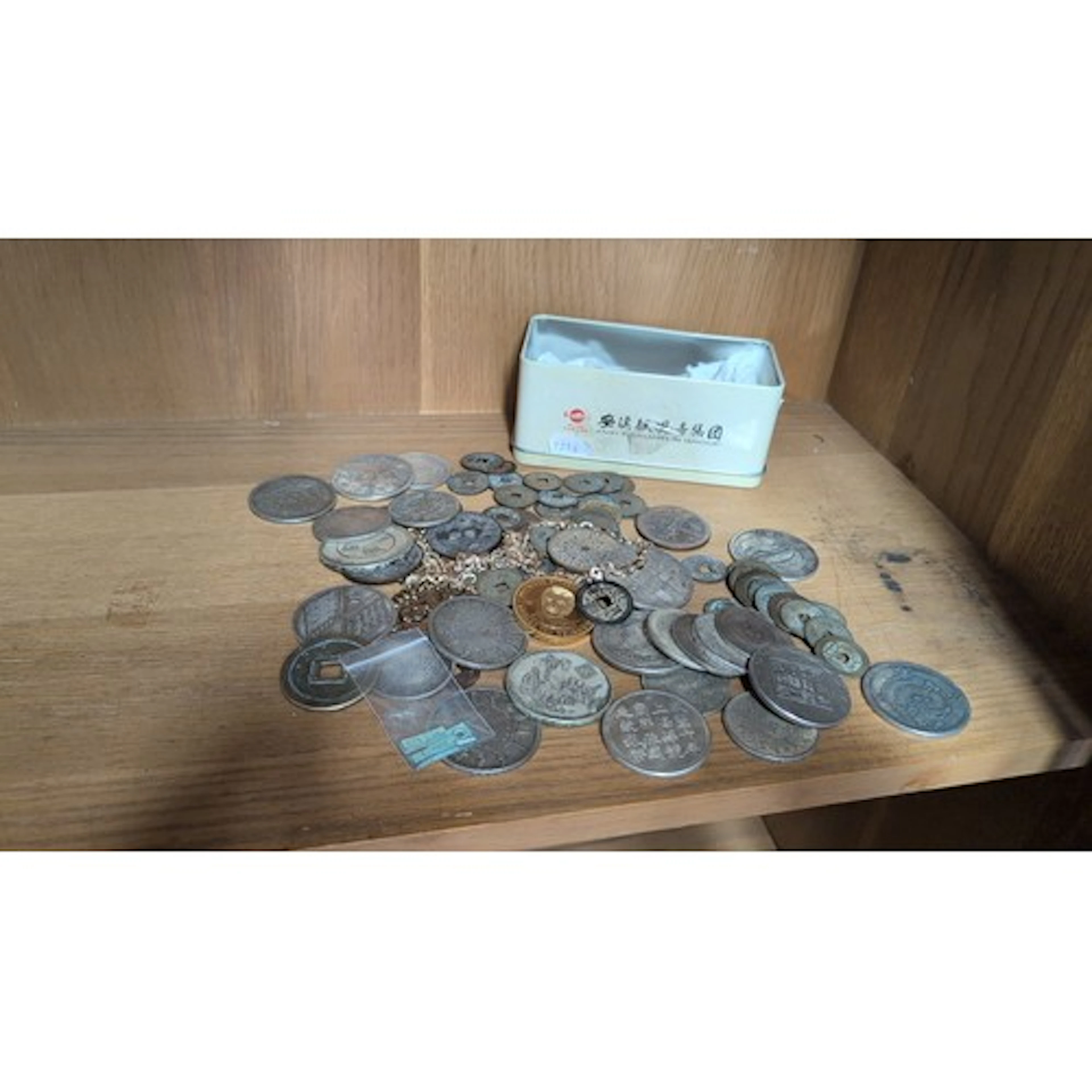 A mixed group of Asian-style cash coins and commemorative to...