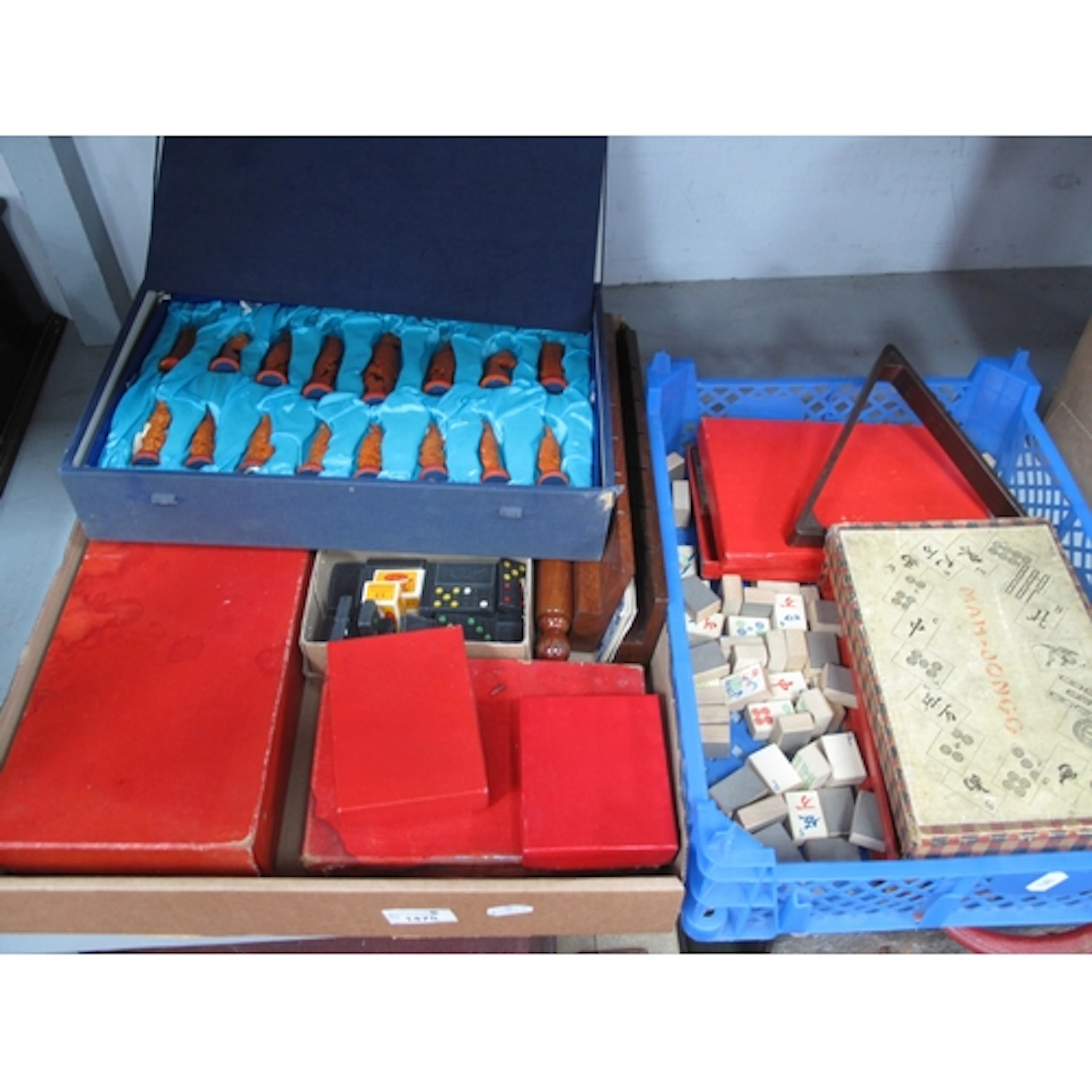 Roulette, small snooker balls, billiard balls, Mahjong, domi...