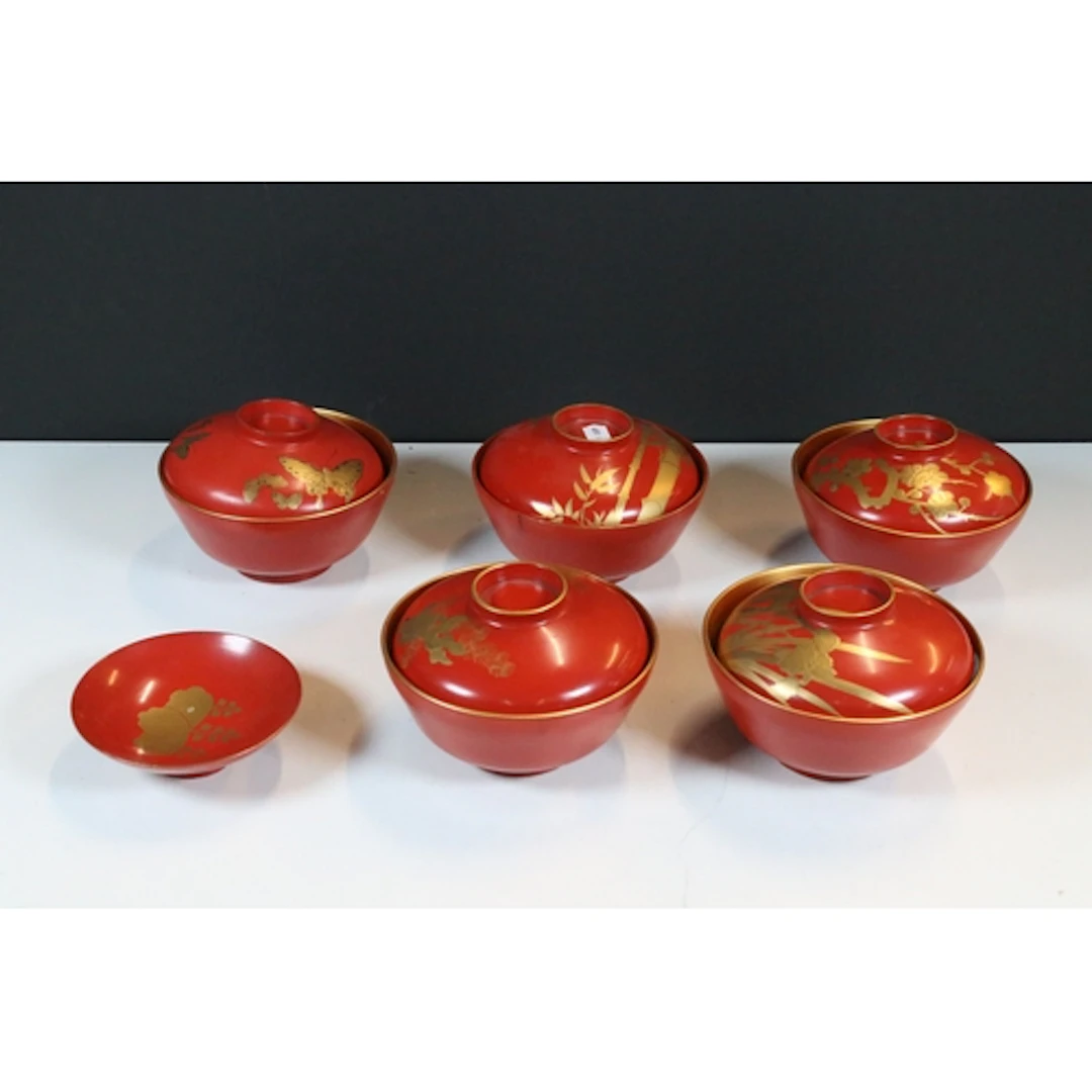 Set of Japanese lacquered bowls, comprising five shallow bow...