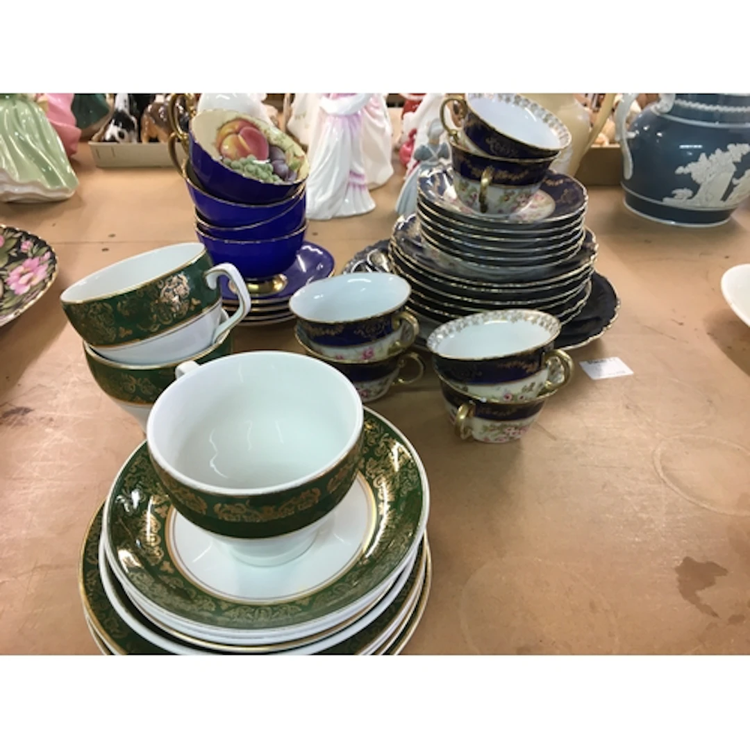 A collection of assorted ceramics including Aynsley Imp...