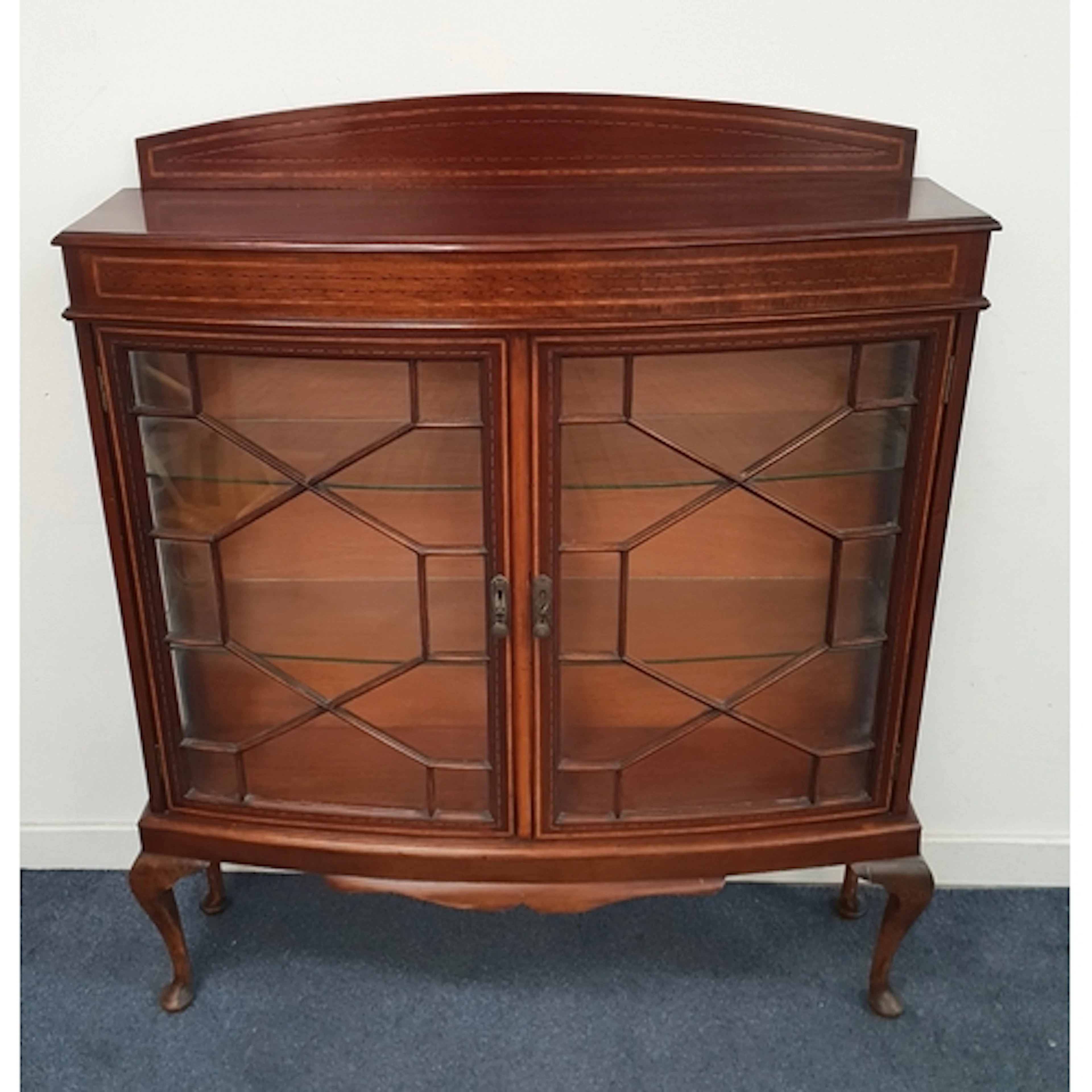 EDWARDIAN MAHOGANY GLAZED DISPLAY CABINET the gallery back w...