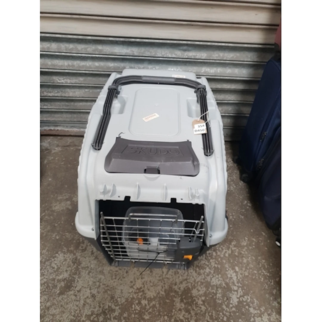 ONE SKUDO PLASTIC PET CARRIER