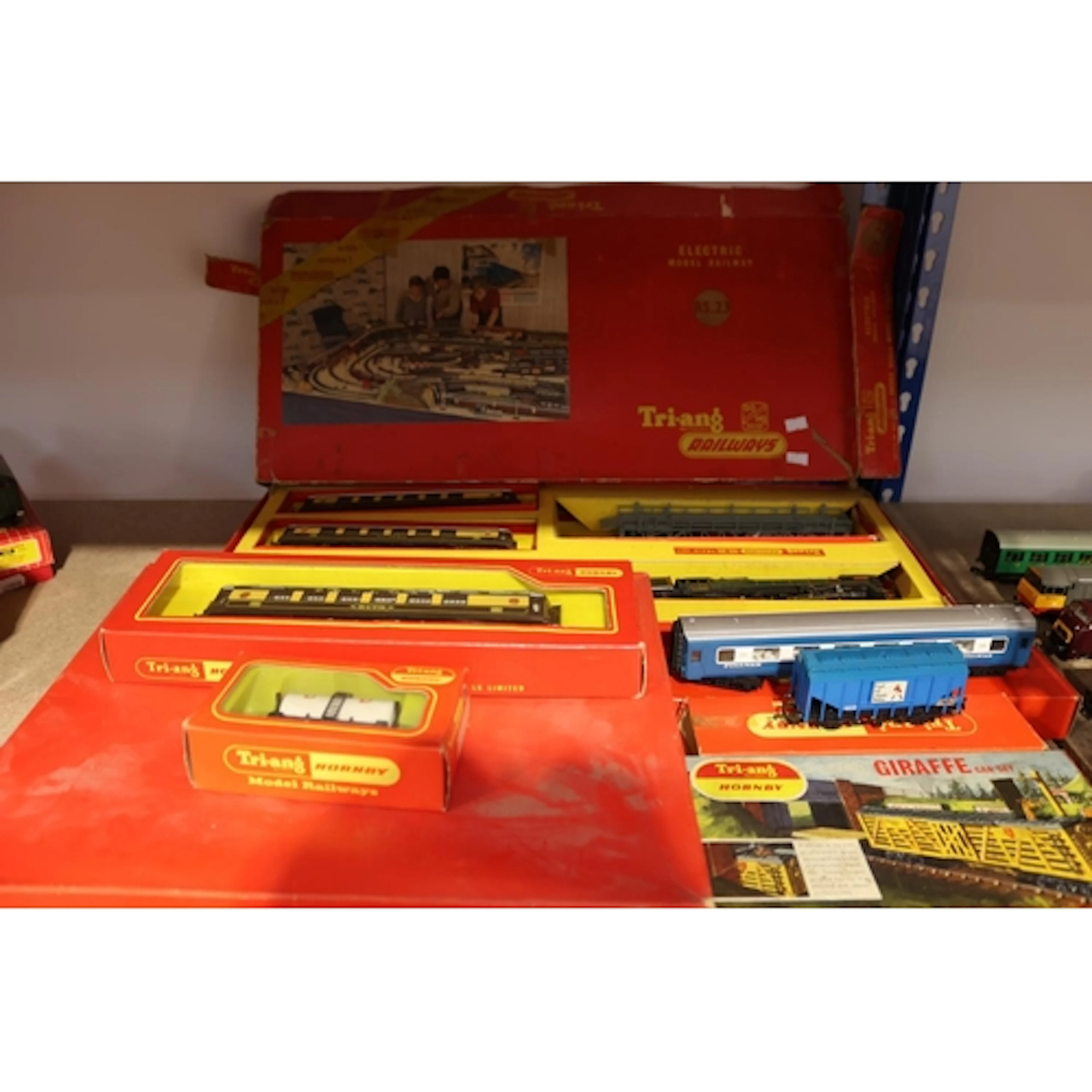 Triang Hornby OO gauge model railways to include RS23 electr...