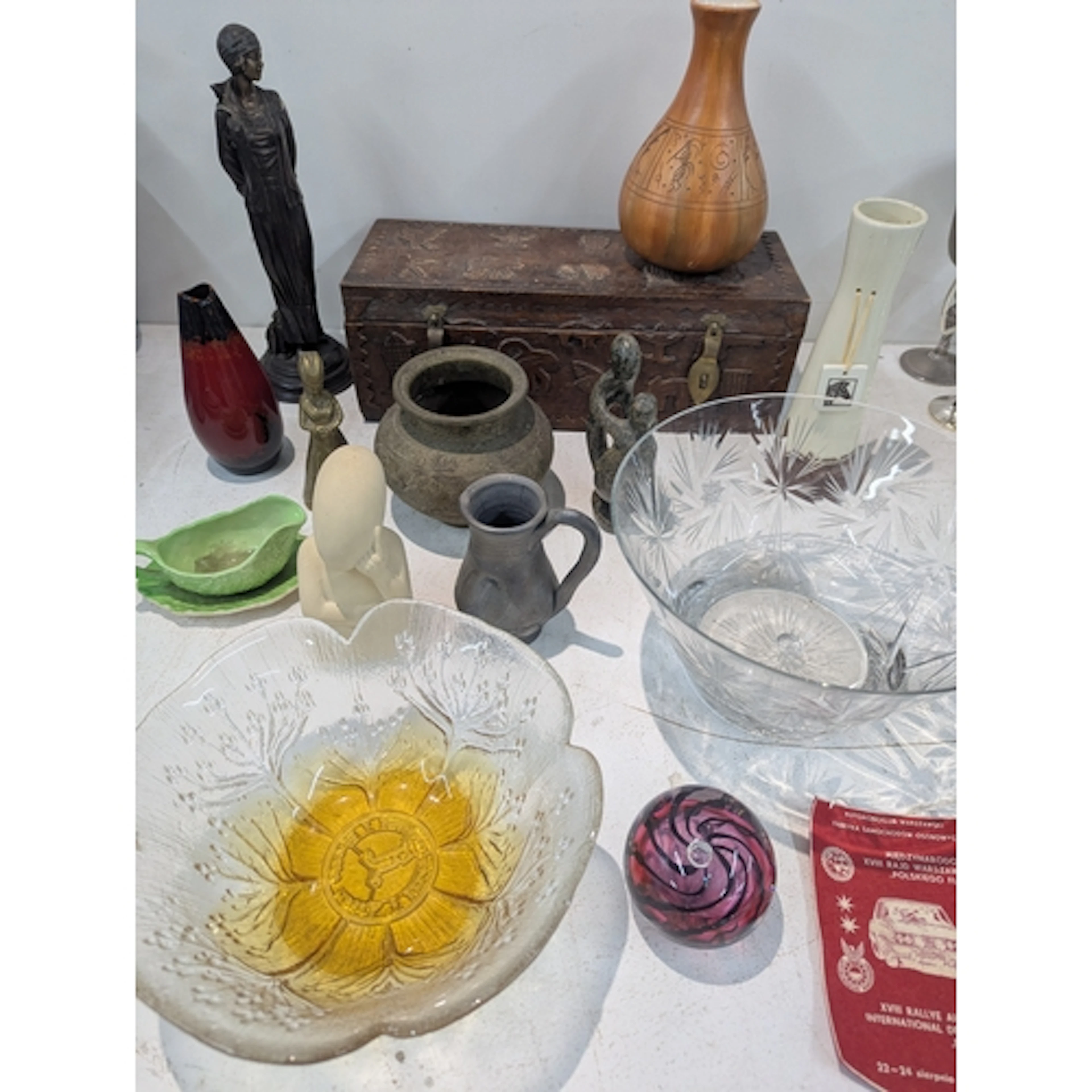 Mixed collectables to include a Royal Doulton Flambe pattern...