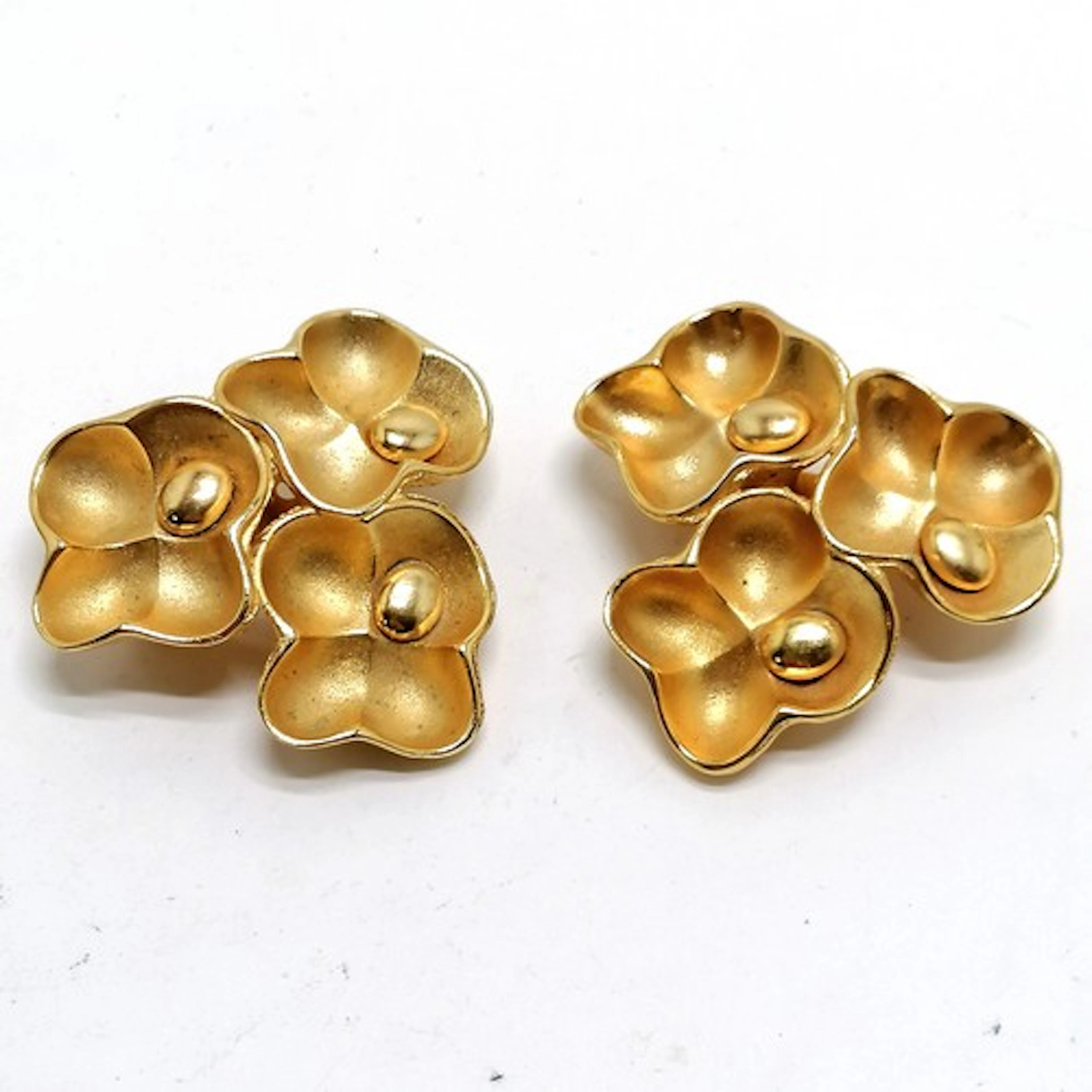 Oscar de la Renta pair of Modernist flower design gold tone ...