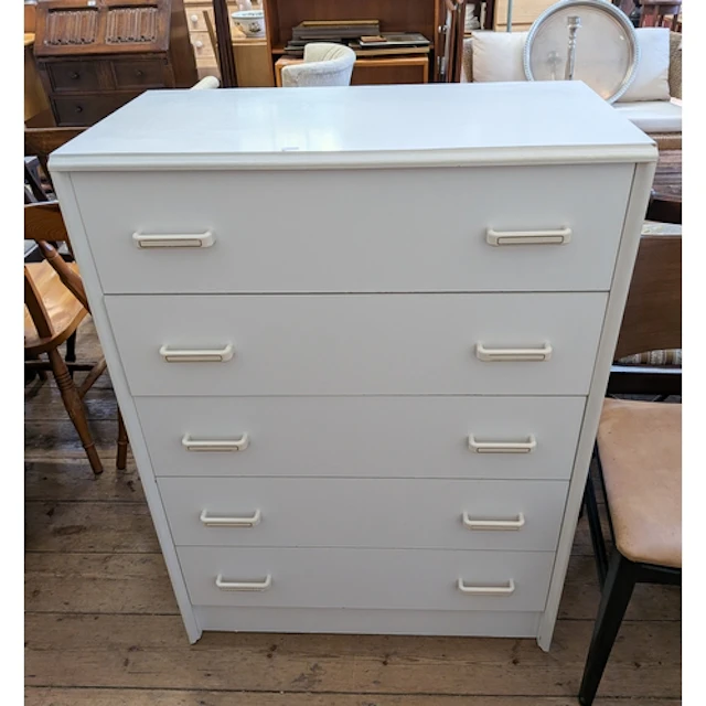 A modern white chest of five long drawers, 2'6" wide
