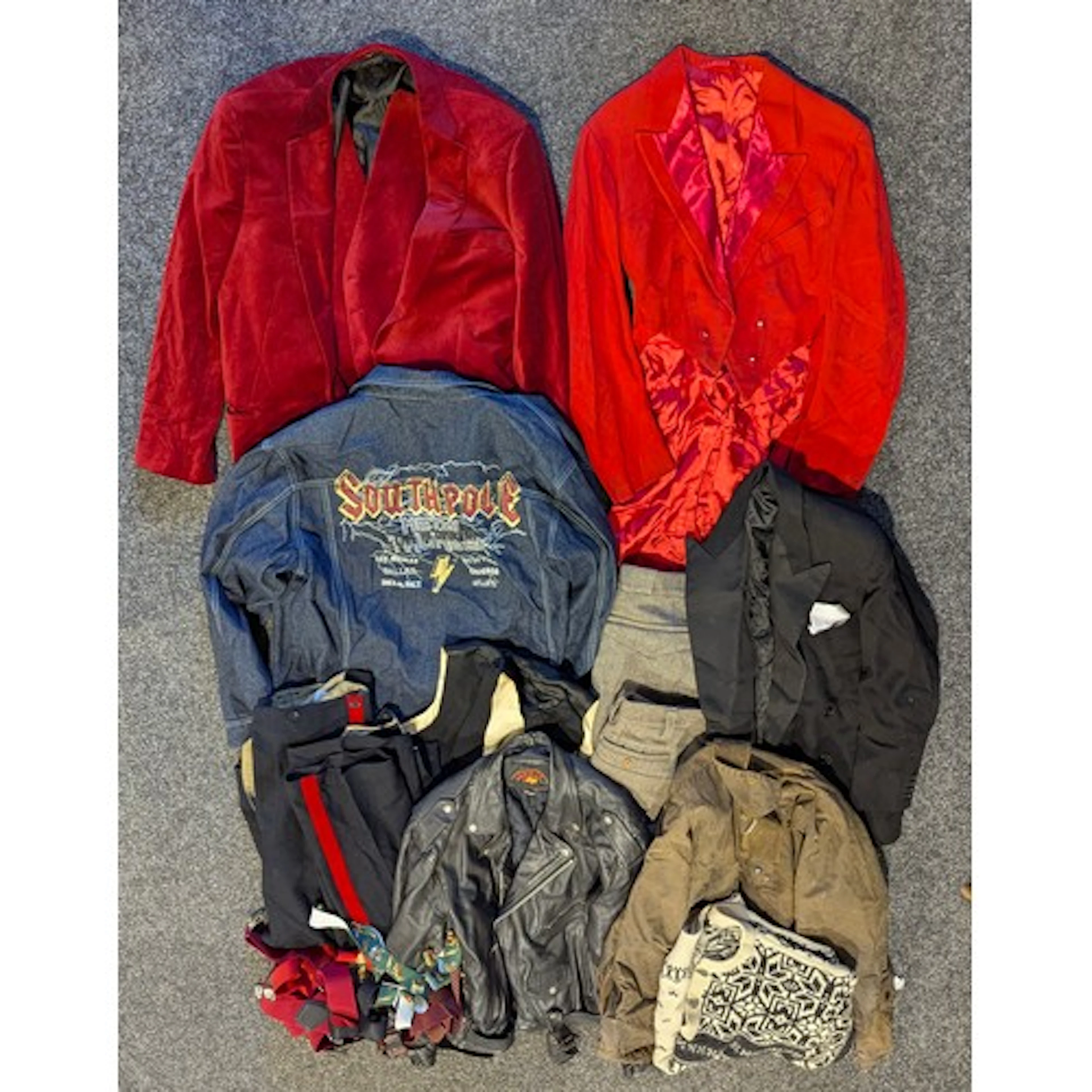 Vintage fashion - A selection of gentlemen’s and others clot...
