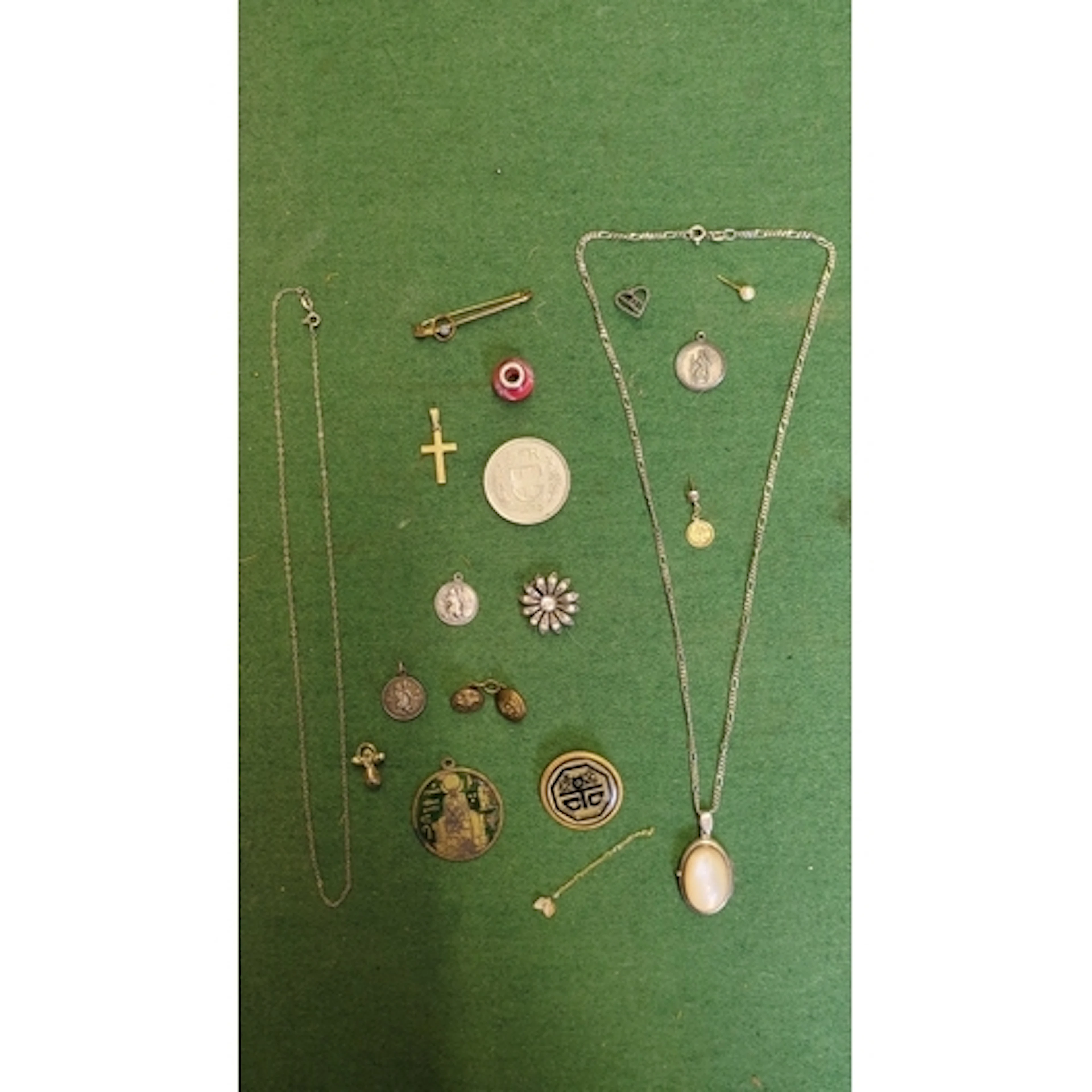 A mixed group of costume jewellery and small collectables, i...