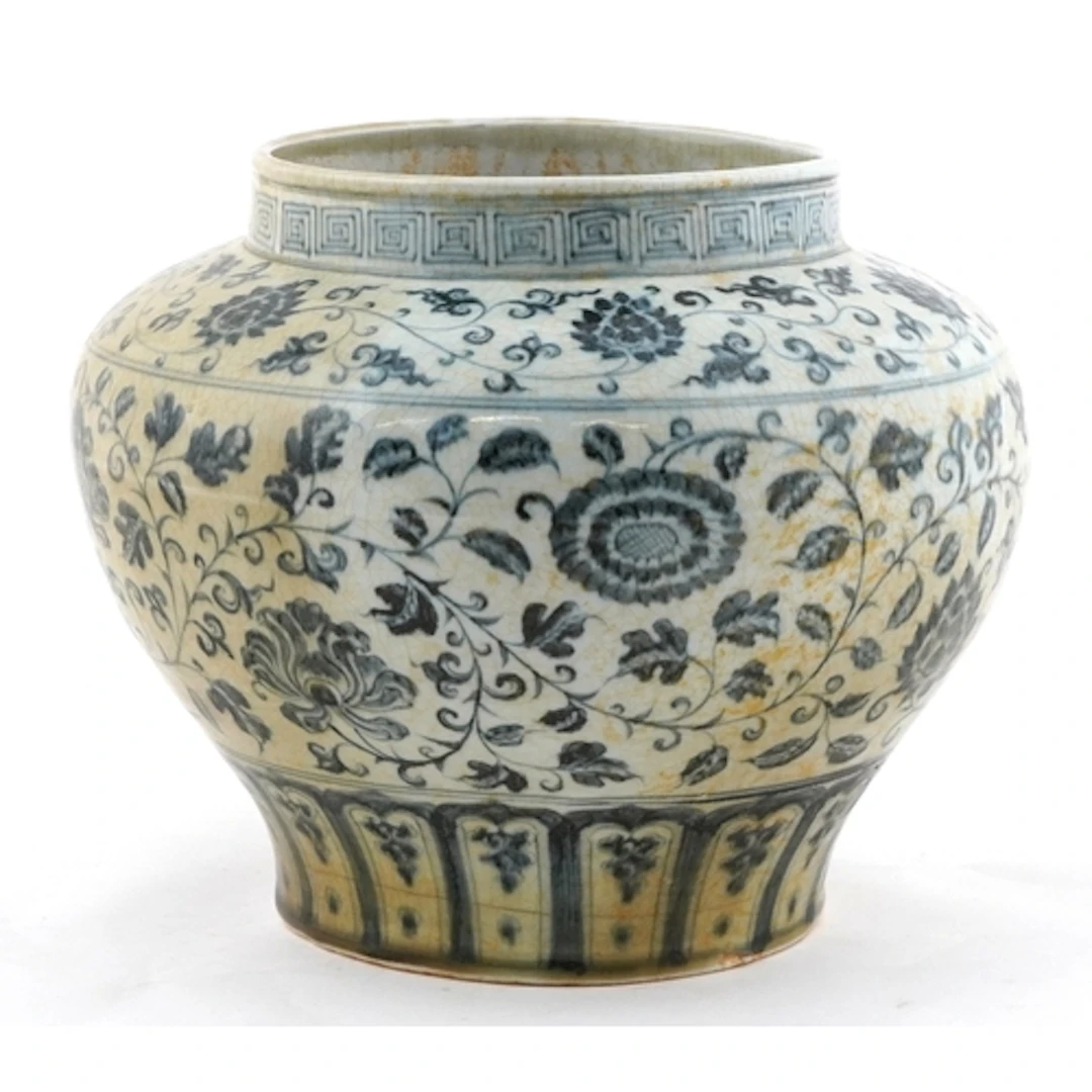 Large Chinese blue and white porcelain Guan jar, hand painte...