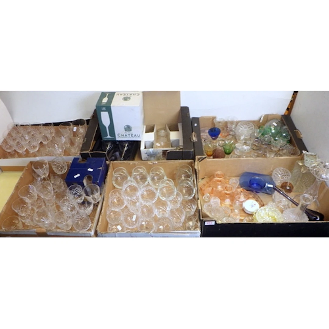 A large qty of glassware (6)