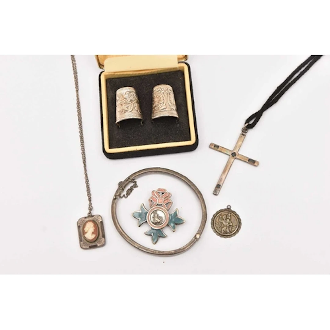 AN ASSORTMENT OF SILVER ITEMS, to include a cased pair of si...
