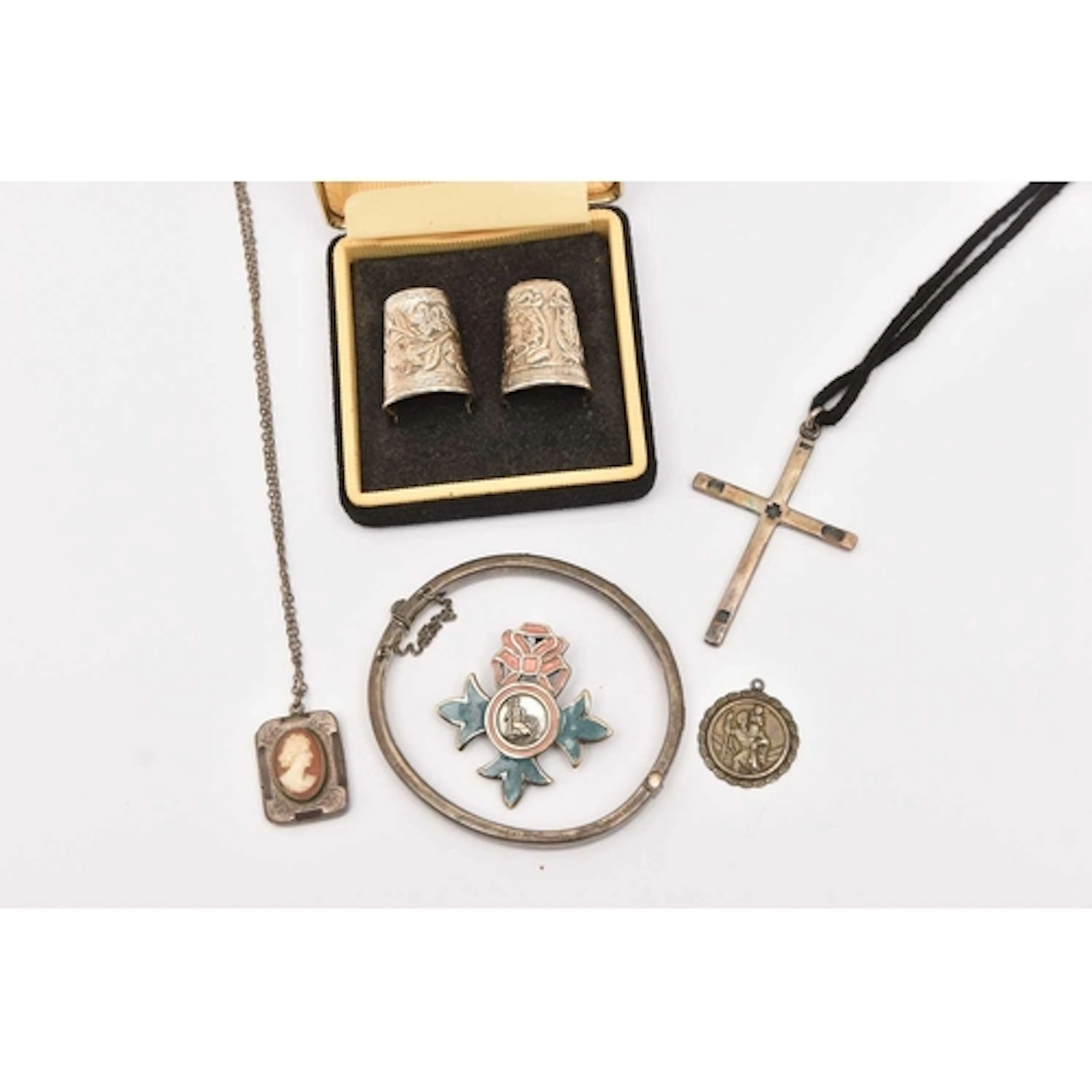 AN ASSORTMENT OF SILVER ITEMS, to include a cased pair of si...