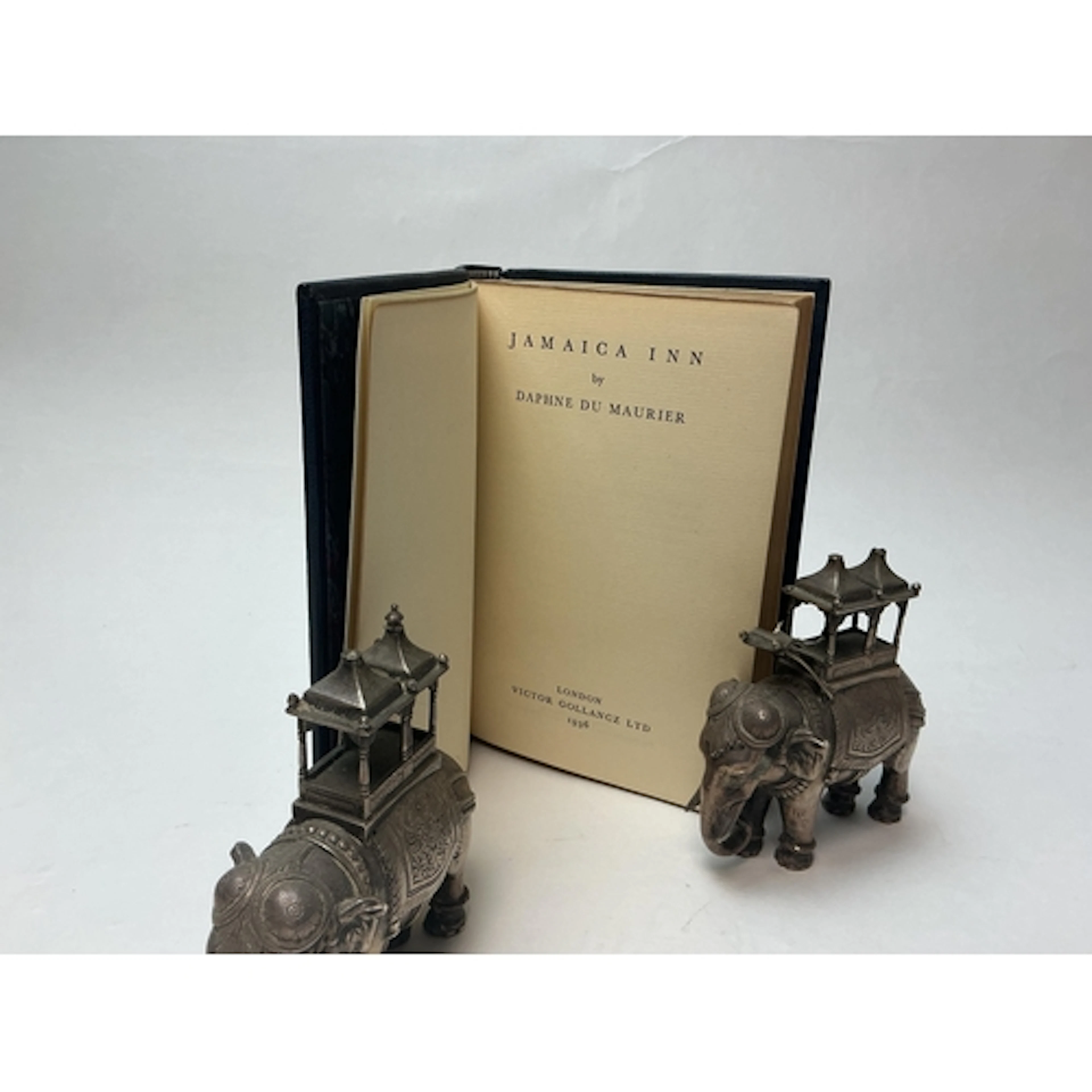 ° ° Du Maurier, Daphne. Jamaica Inn. First edition, 1936. Lo...