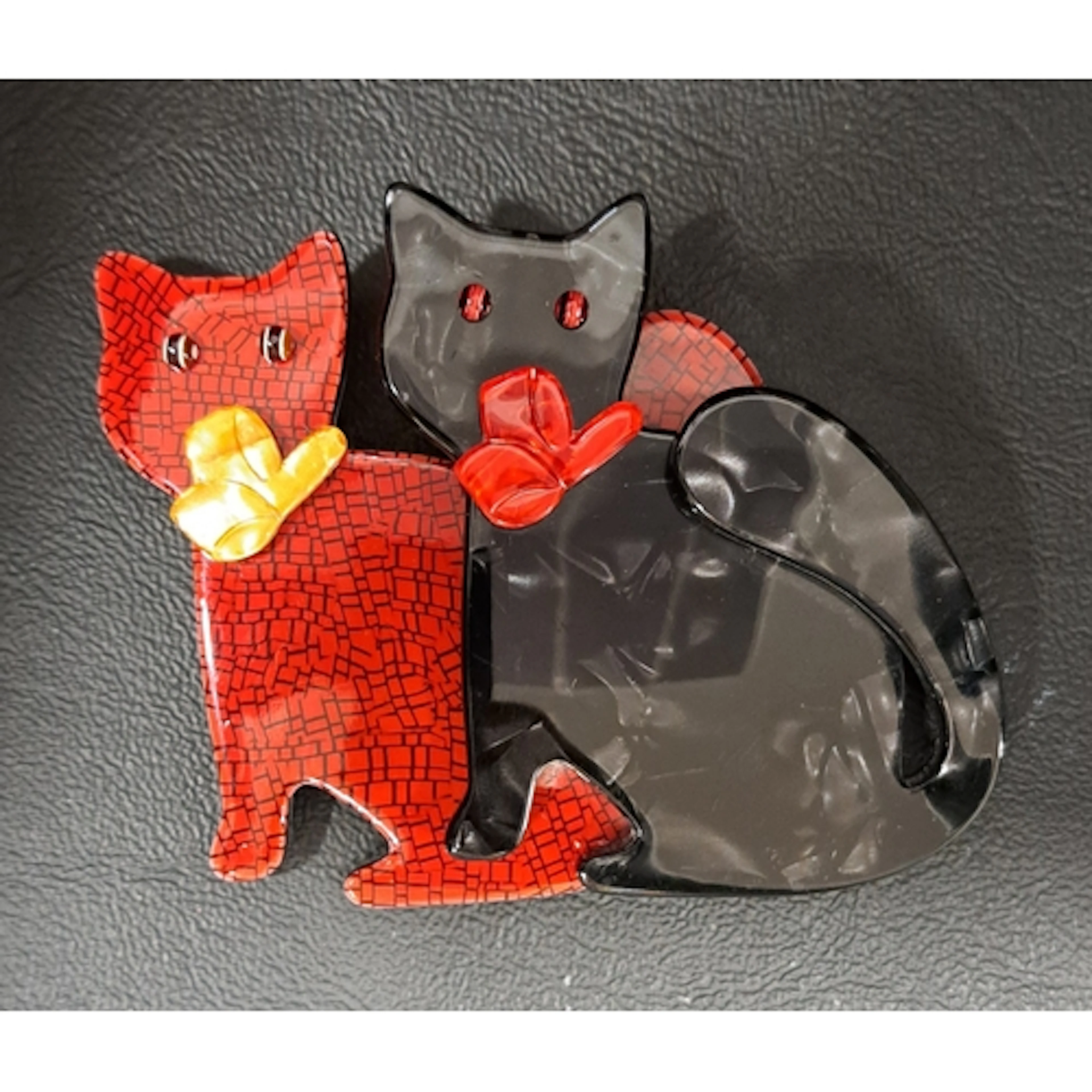 LEA STEIN DOUBLE WATCHING CAT BROOCH one cat red with gold b...