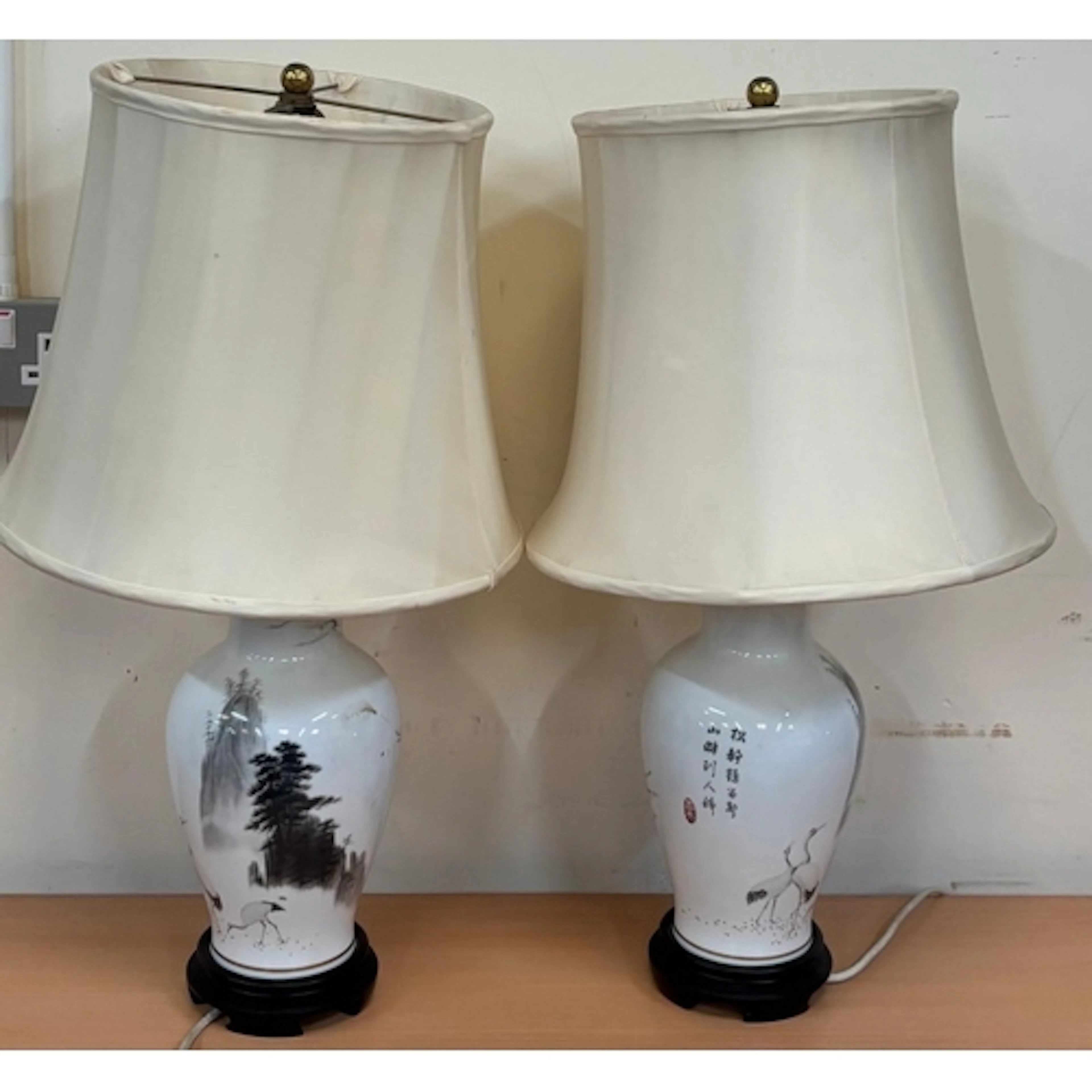 A pair of Japanese-style table lamps decorated with crane mo...
