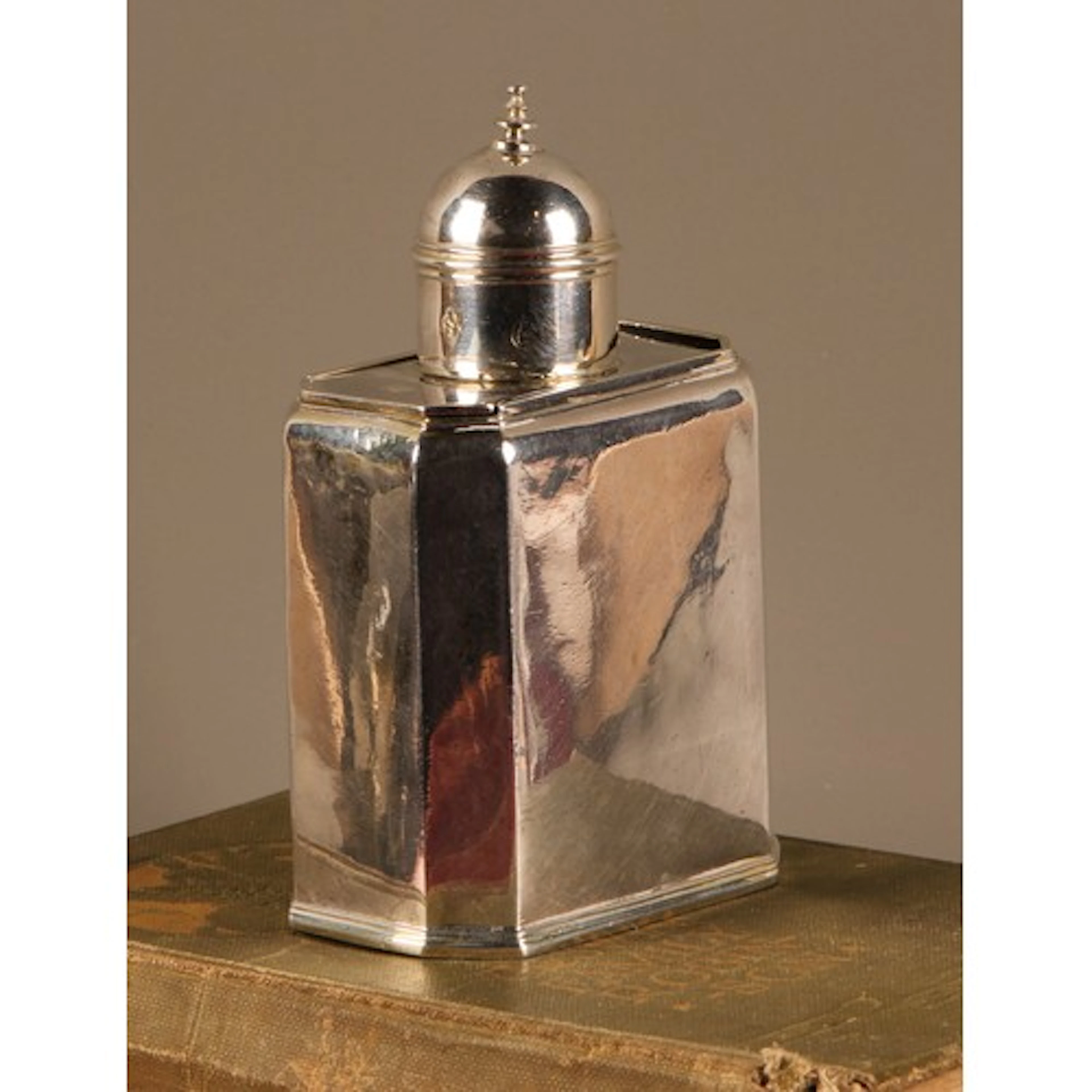 A Queen Anne silver canted rectangular tea caddy, push-fitti...