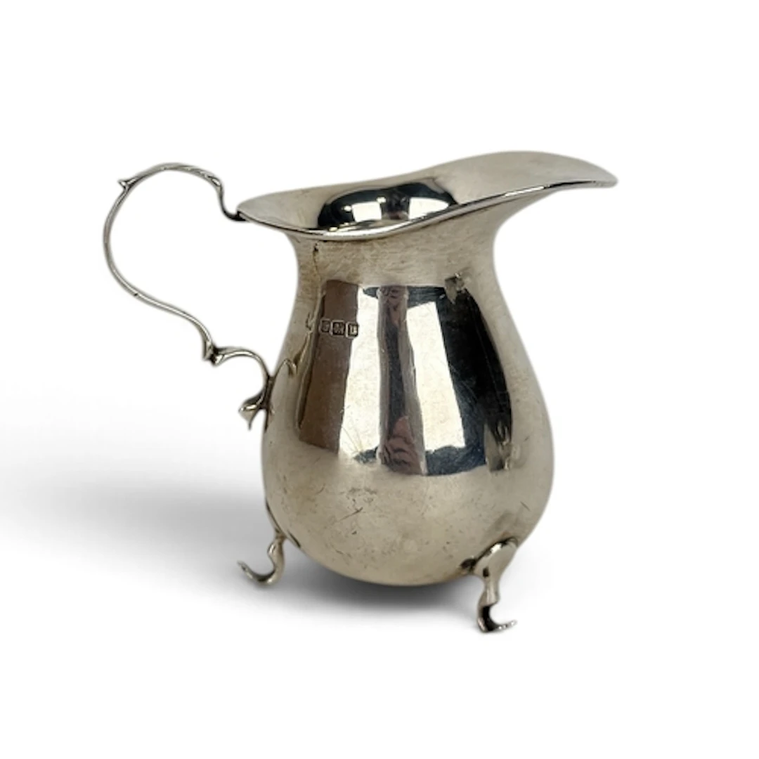 A SILVER CREAM JUG Weight; 89gms