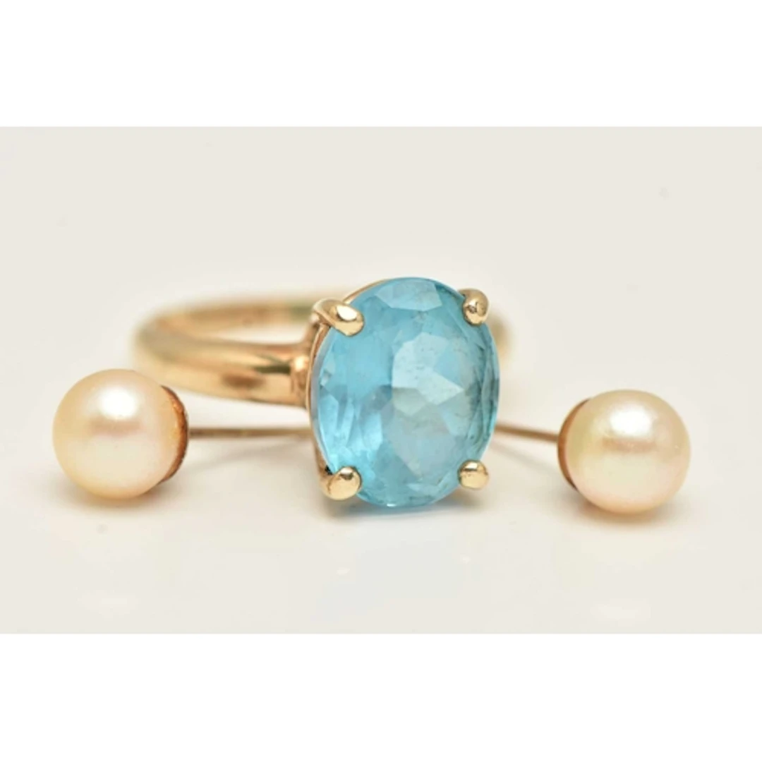 A 9CT GOLD GEM SET RING AND A PAIR OF CULTURED PEARL STUD EA...