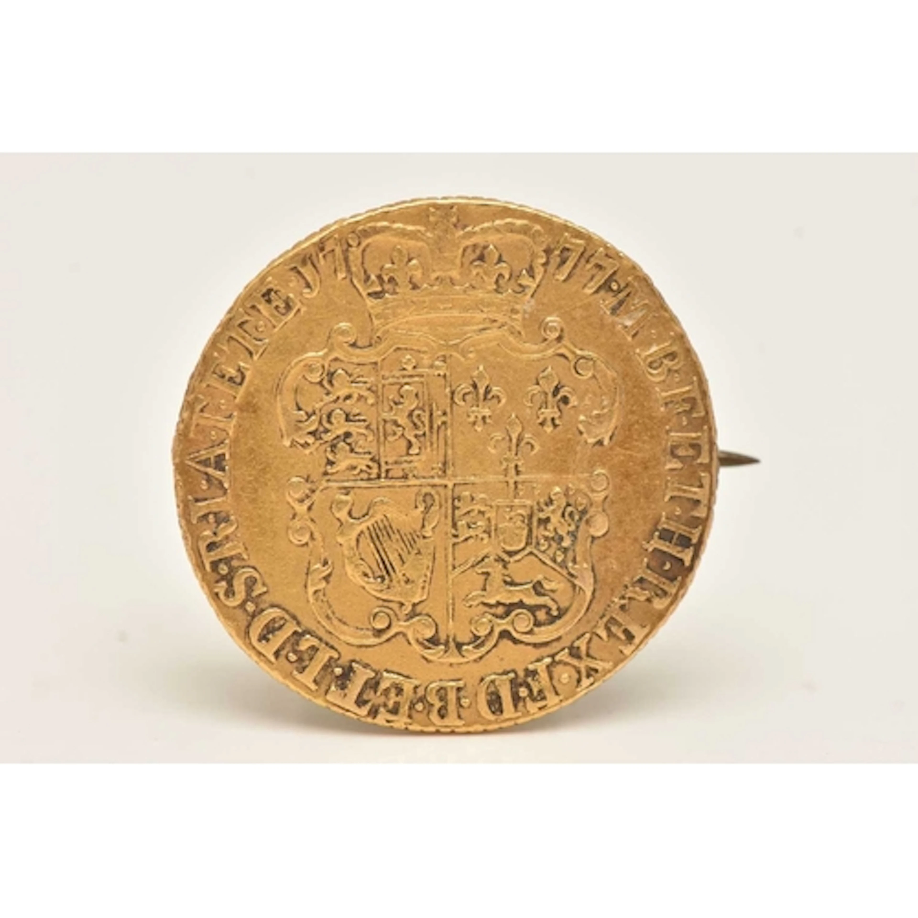 A CONVERTED GEORGE III 1777 GUINEA COIN BROOCH, mounted with...