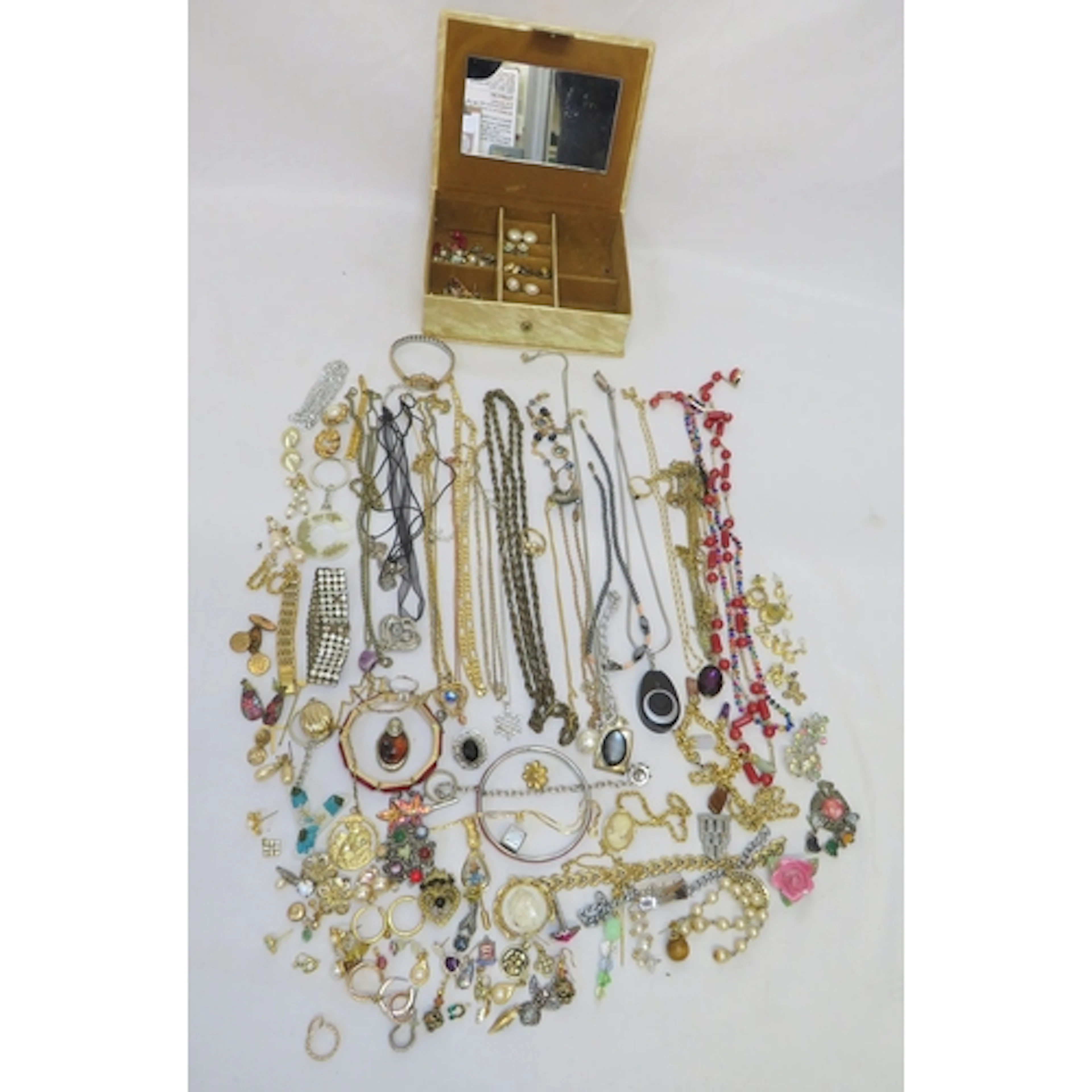 Contemporary Costume Jewellery incl. faux cameo brooches, ac...
