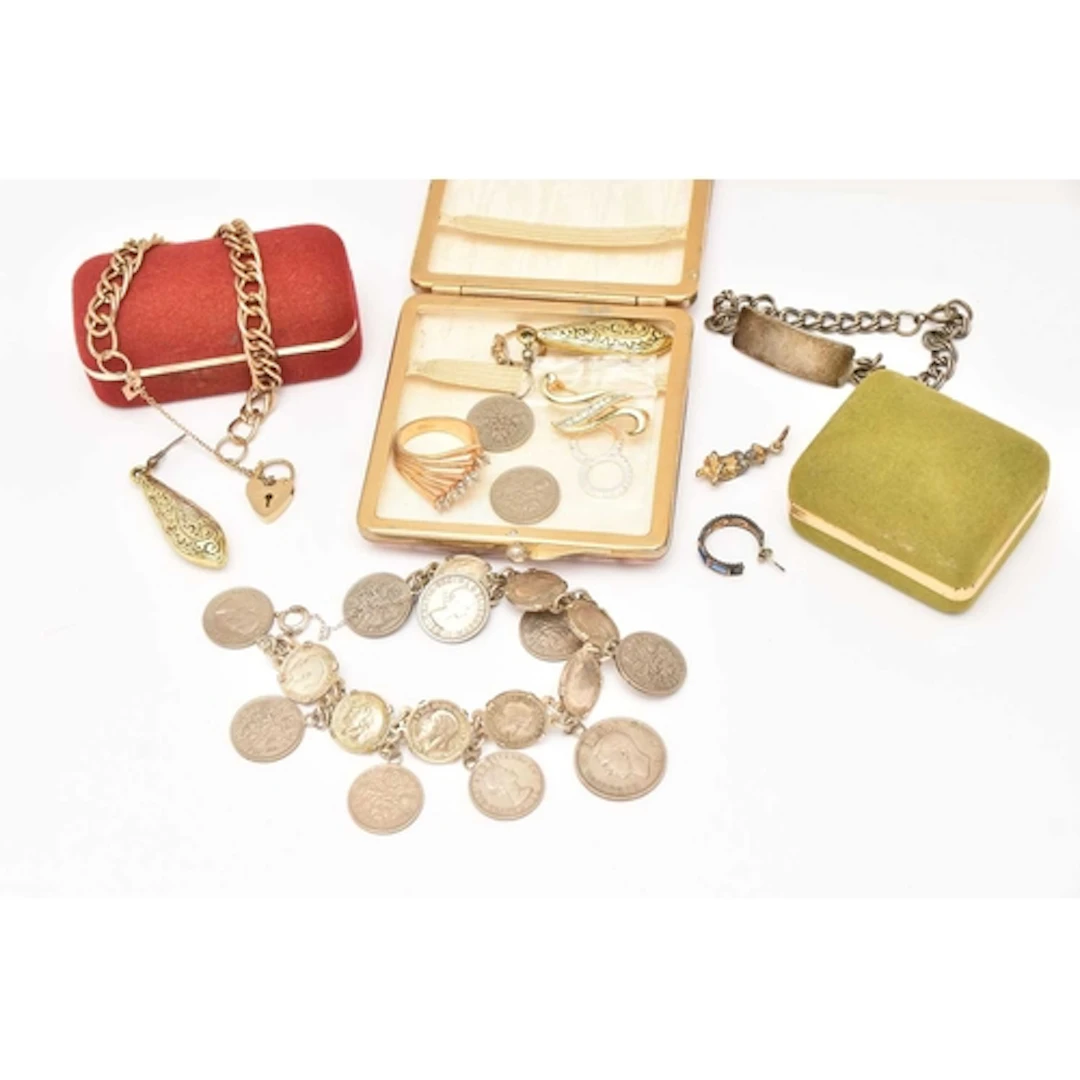 A SMALL BOX OF ASSORTED JEWELLERY, to include a white metal ...