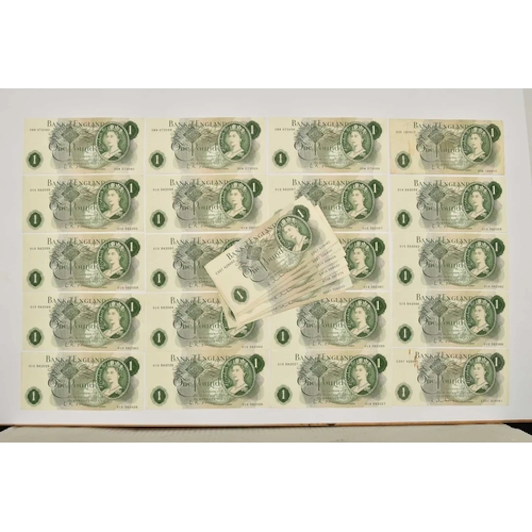 Banknotes. 69 x One Pound notes, 50 x Hollom mostly uncircul...