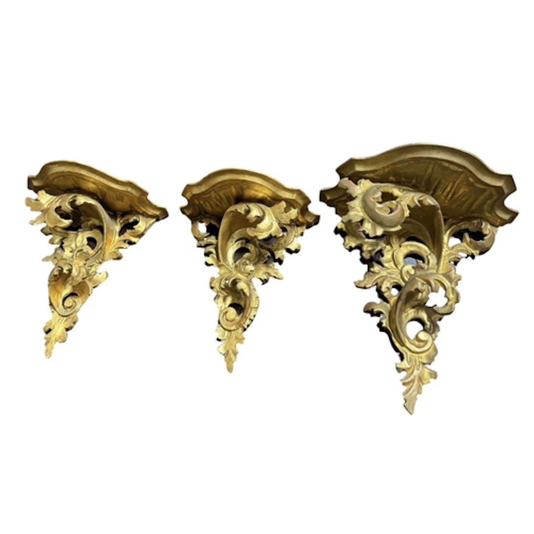 A FLORENTINE GILTWOOD WALL BRACKET, 20TH CENTURY Leafy scrol...