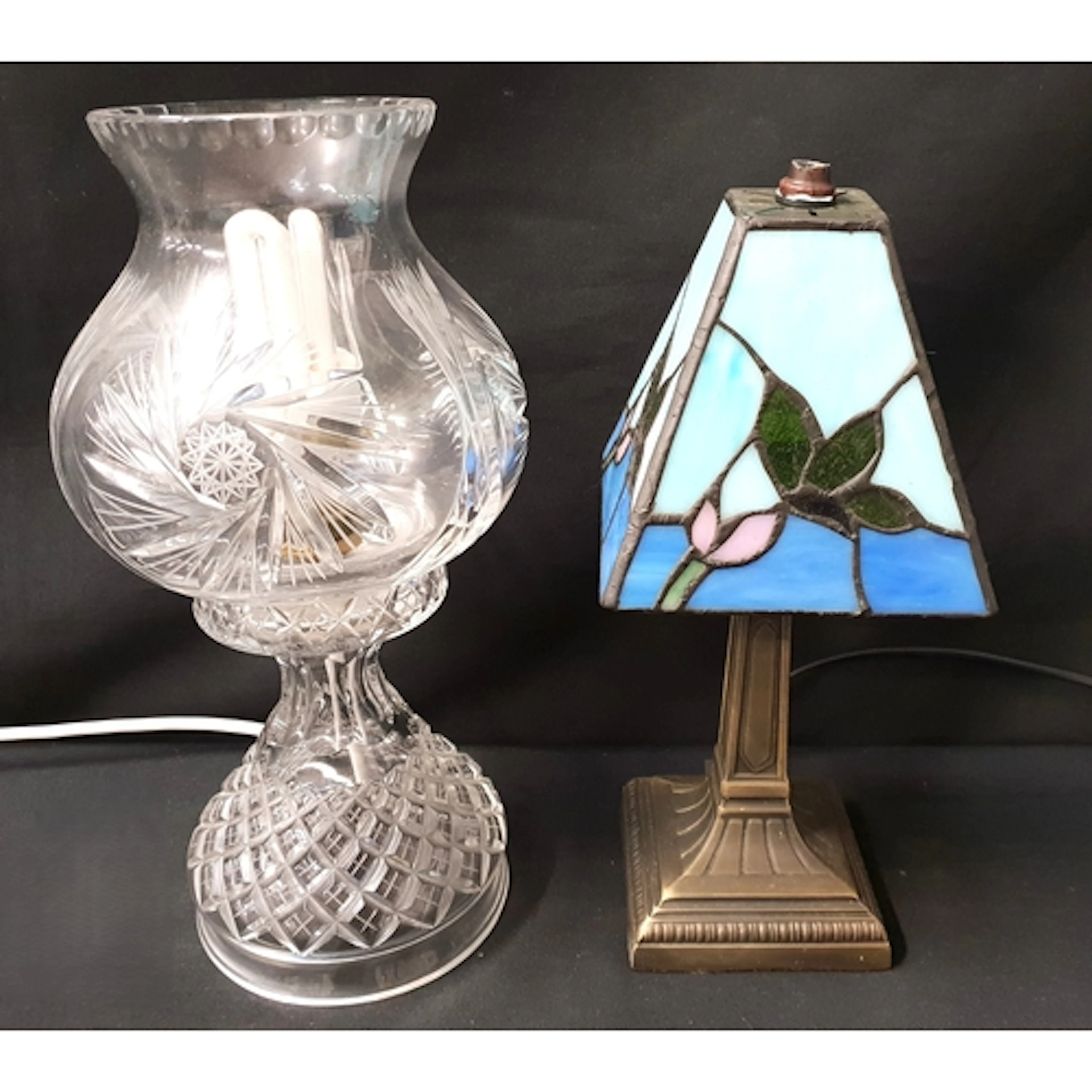 TIFFANY STYLE TABLE LAMP the shade with green and pink glass...