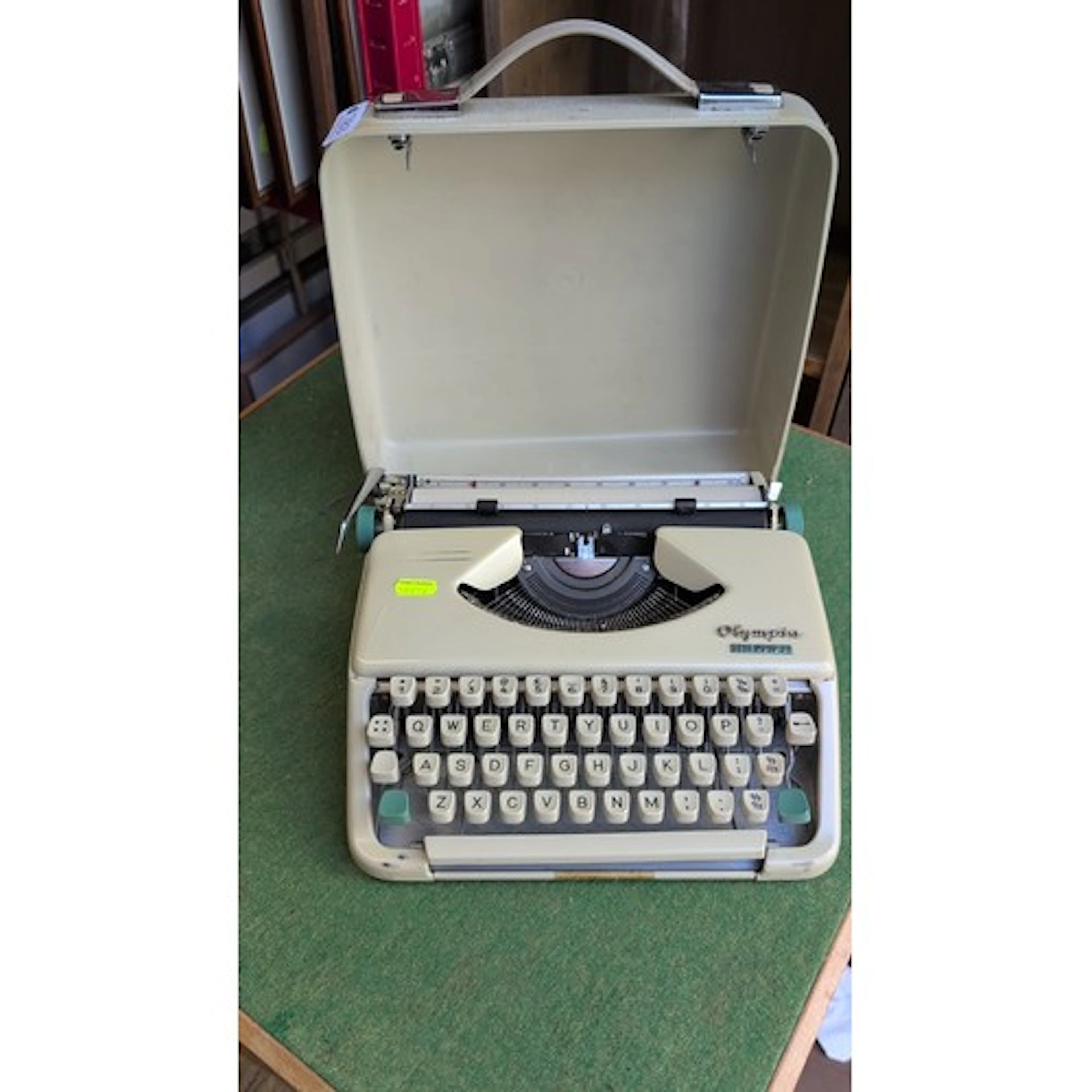 Olympia Splendid 33 portable typewriter, cream-finished meta...