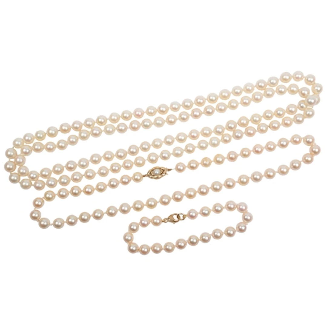 A collection of cultured pearls, comprising: a necklace comp...