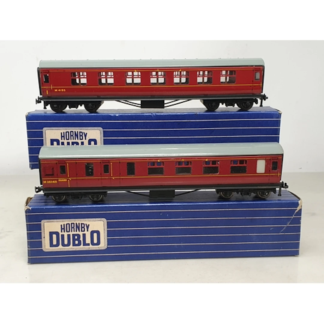 Two boxed Hornby Dublo D22 MR Corridor Coaches comprising 32...