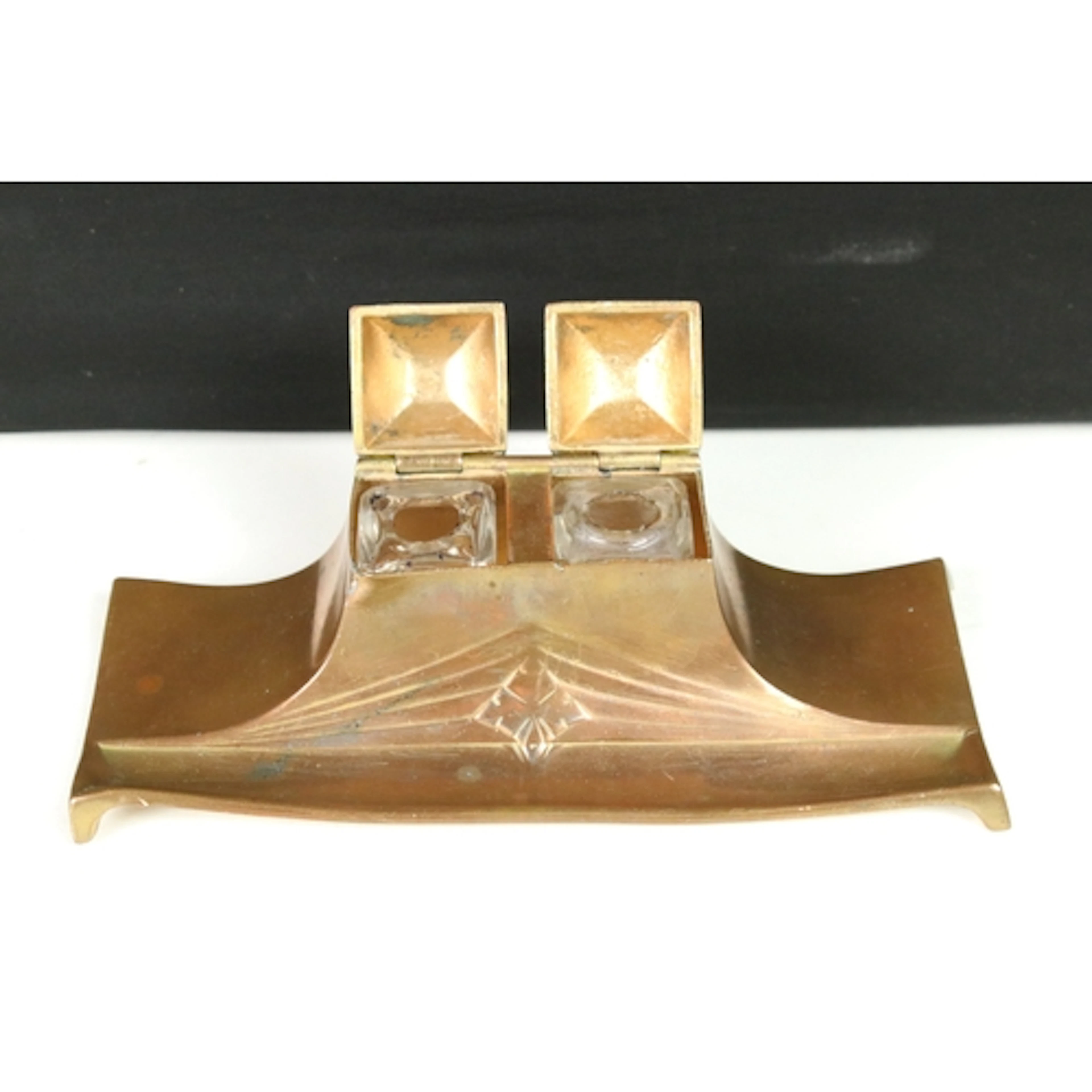 Art Nouveau copper inkwell / desk stand, the twin hinged lid...