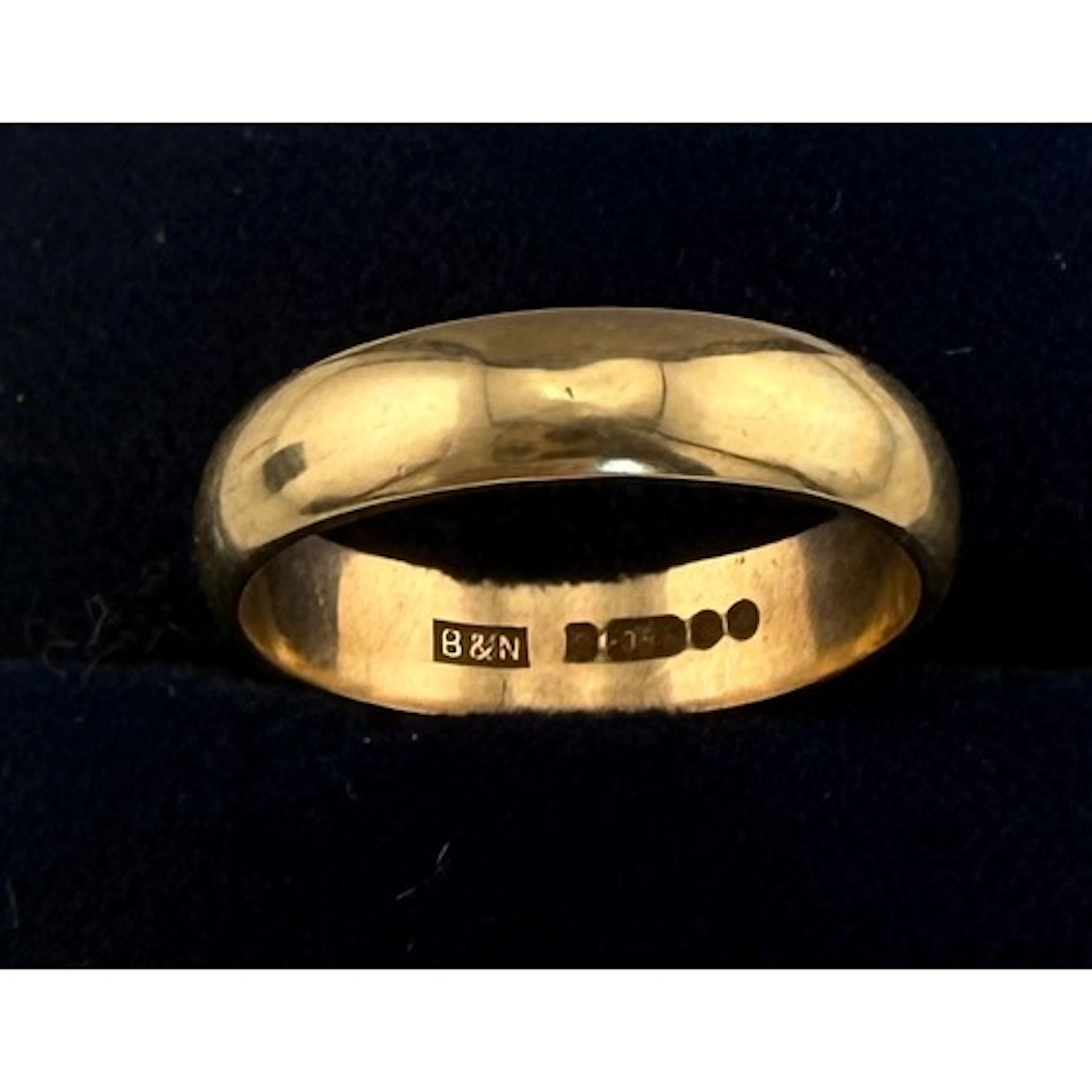 A 9 carat gold wedding band. Weight 1.8gm.