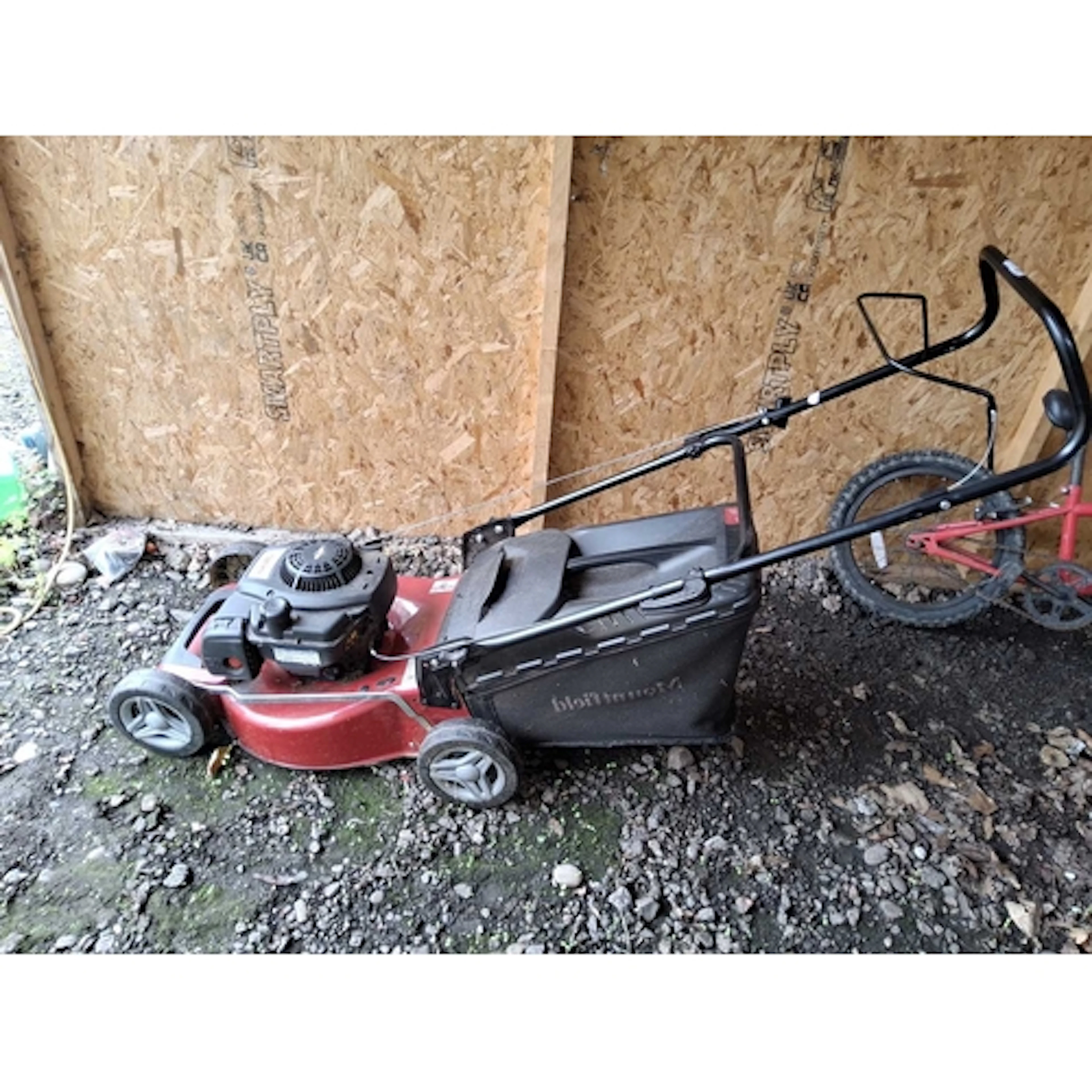 A MOUNTFIELD HP185 PETROL LAWN MOWER with grassbox engine p...