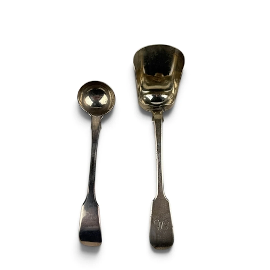 A WILLIAM IV SILVER FIDDLE PATTERN SUGAR SPOON, LONDON 1830 ...