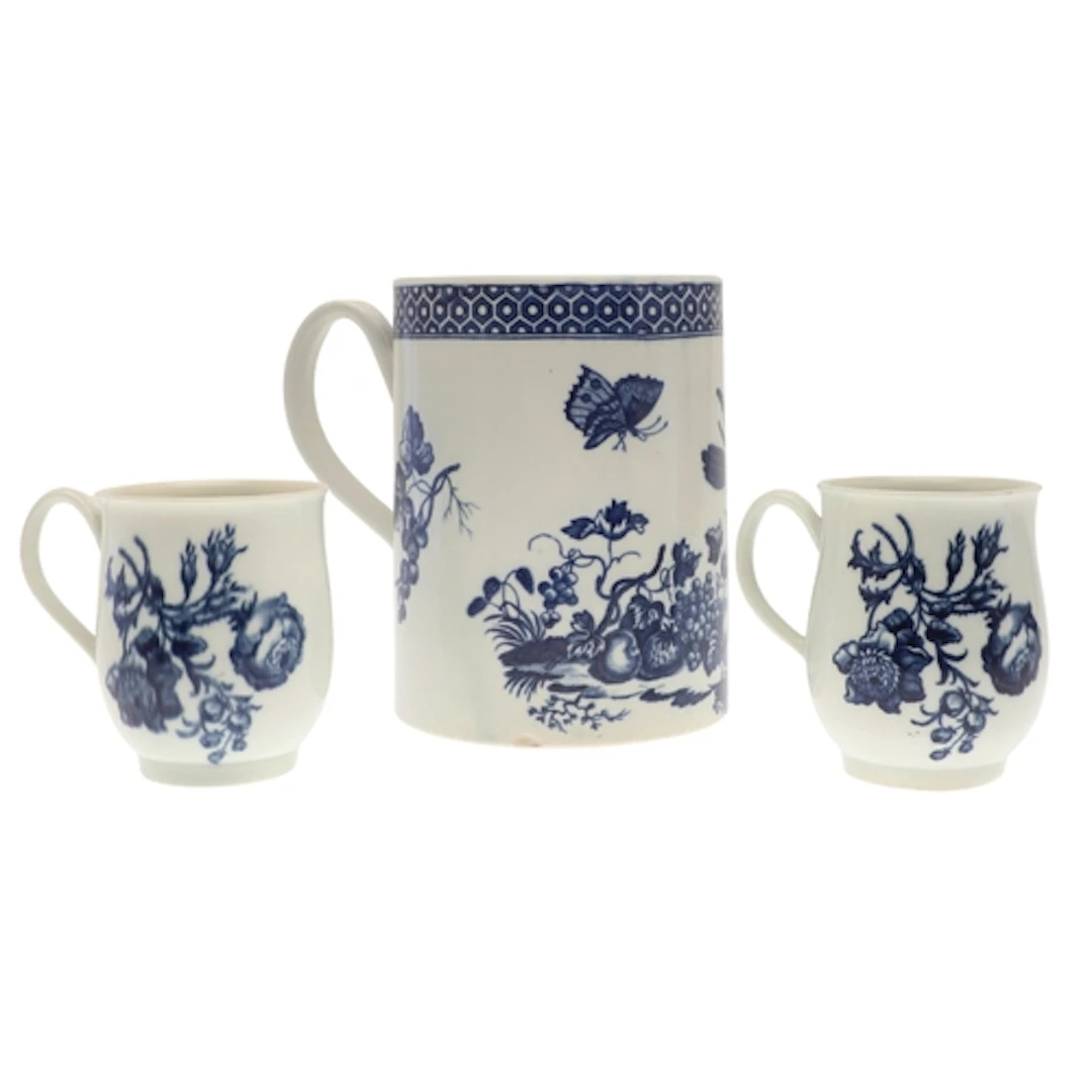 18THC WORCESTER PORCELAIN MUG, & PAIR OF SMALLER BELL SHAPED...