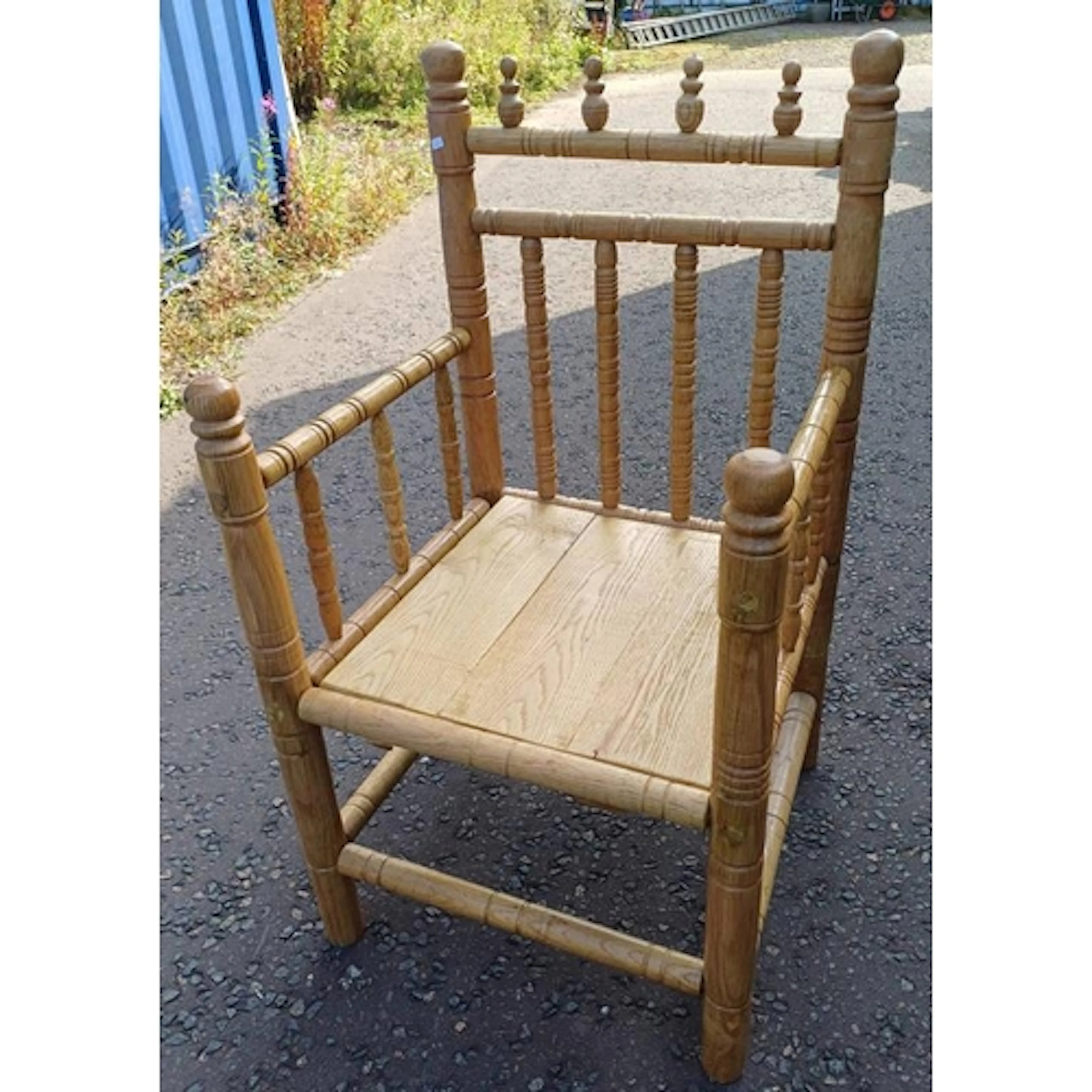 OAK SPINDLE BACK ARMCHAIR ON TURNED SUPPORTS