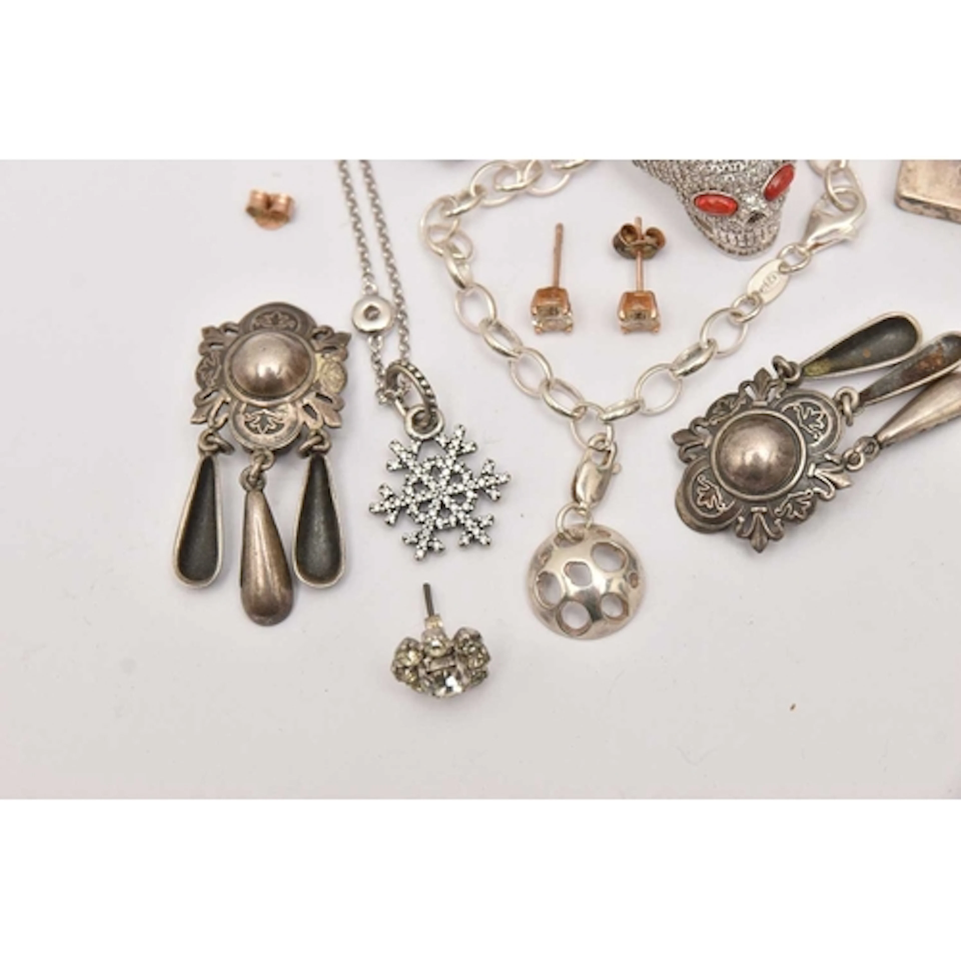 ASSORTED SILVER AND WHITE METAL JEWELLERY, to include a silv...