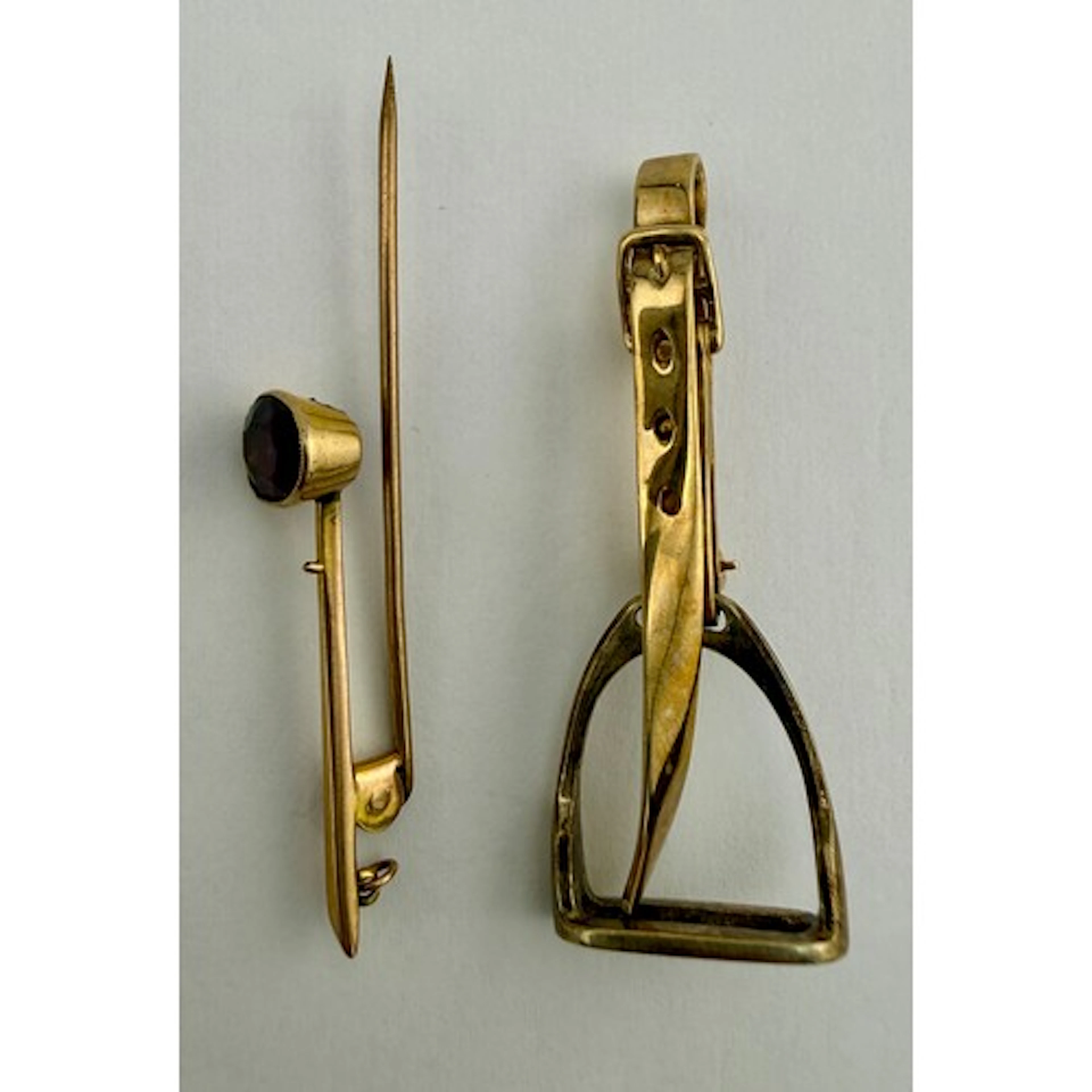 A 9 carat gold stirrup brooch 4.5cm l, together with a broke...