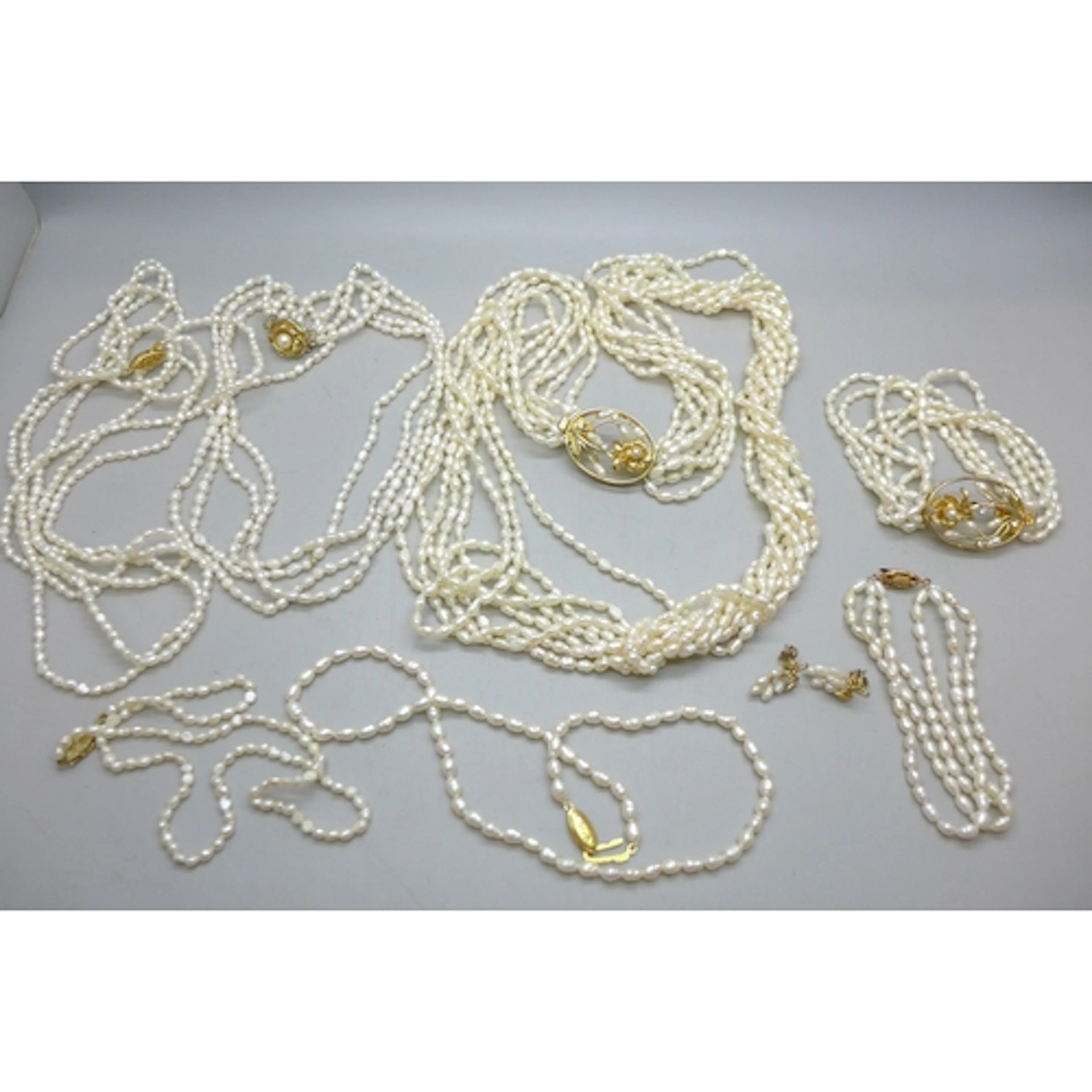 A collection of freshwater pearl jewellery including some si...