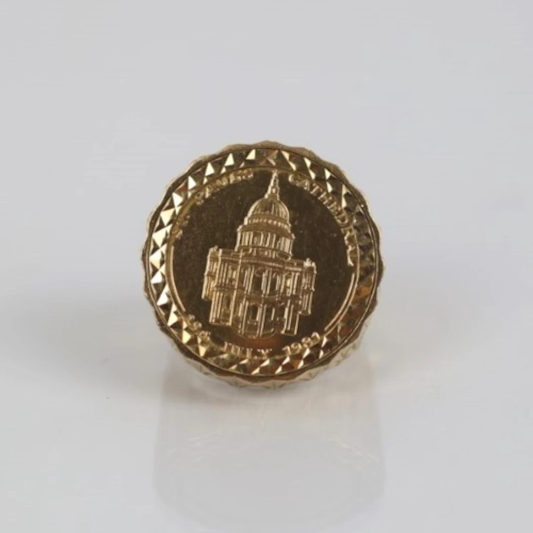 A late 20th century commemorative coin mounted ring, the 9ct...