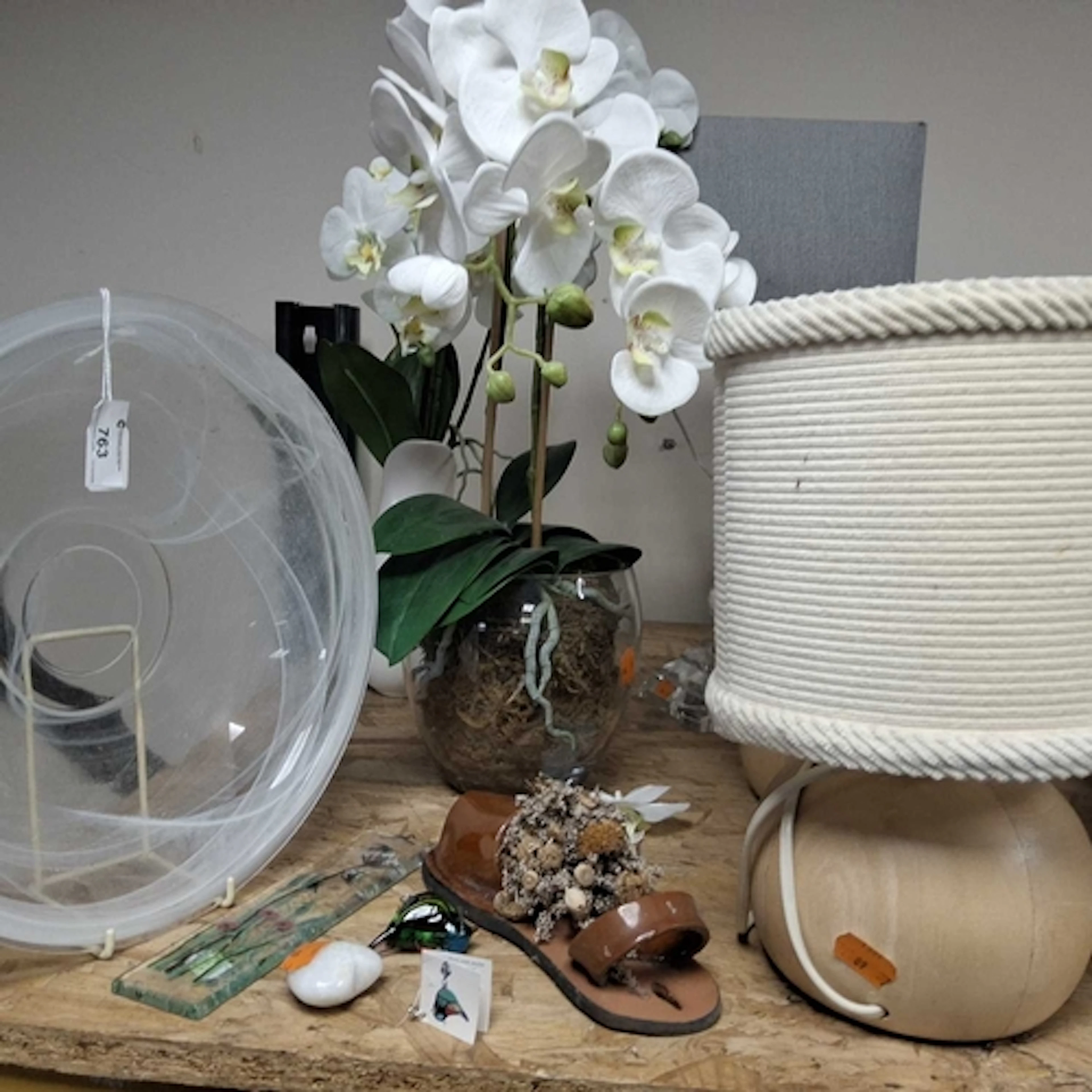 A GROUP OF DECORATIVE ITEMS to include a frosted glass bowl ...