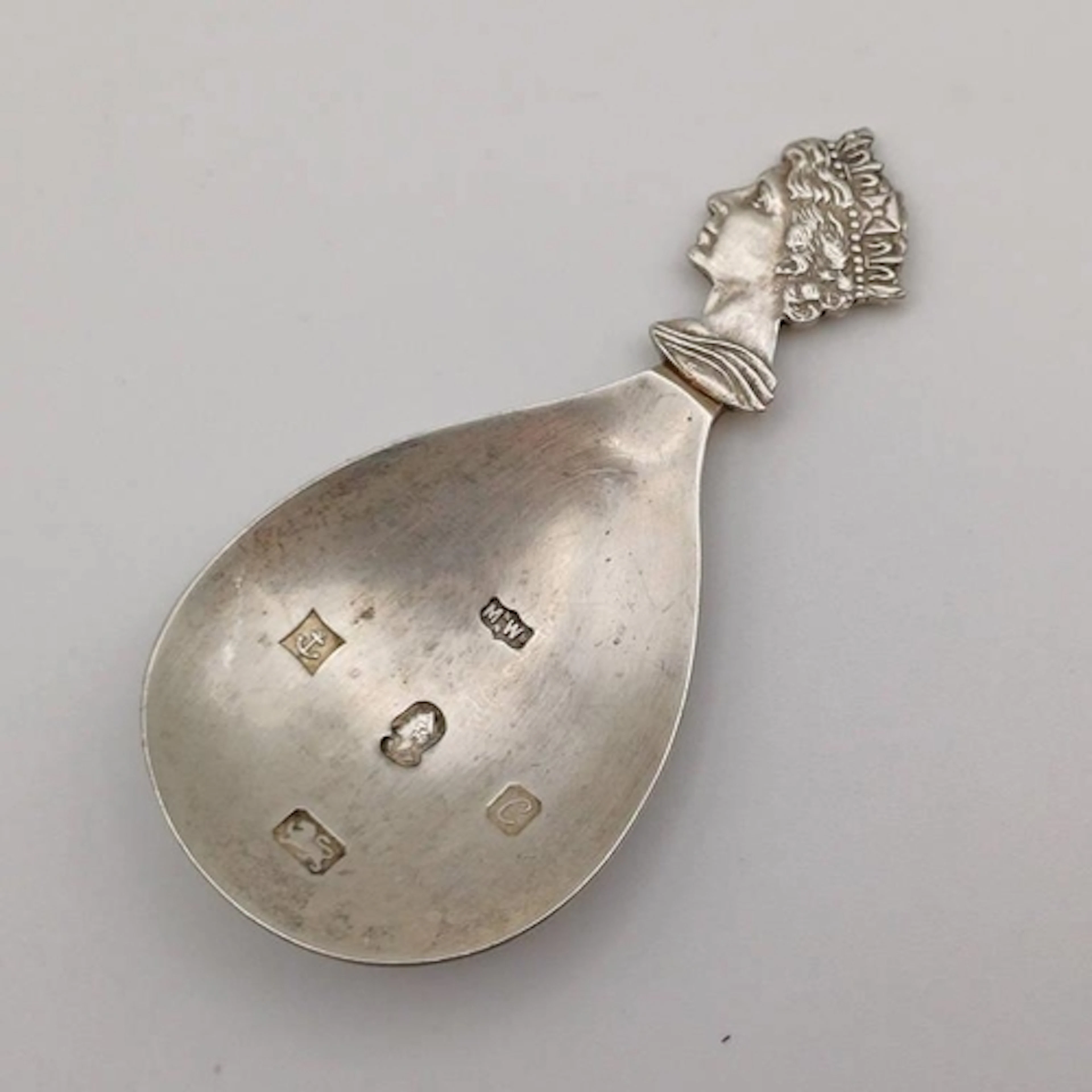 A COMMEMORATIVE SILVER CADDY SPOON WITH A QUEEN ELIZABETH II...