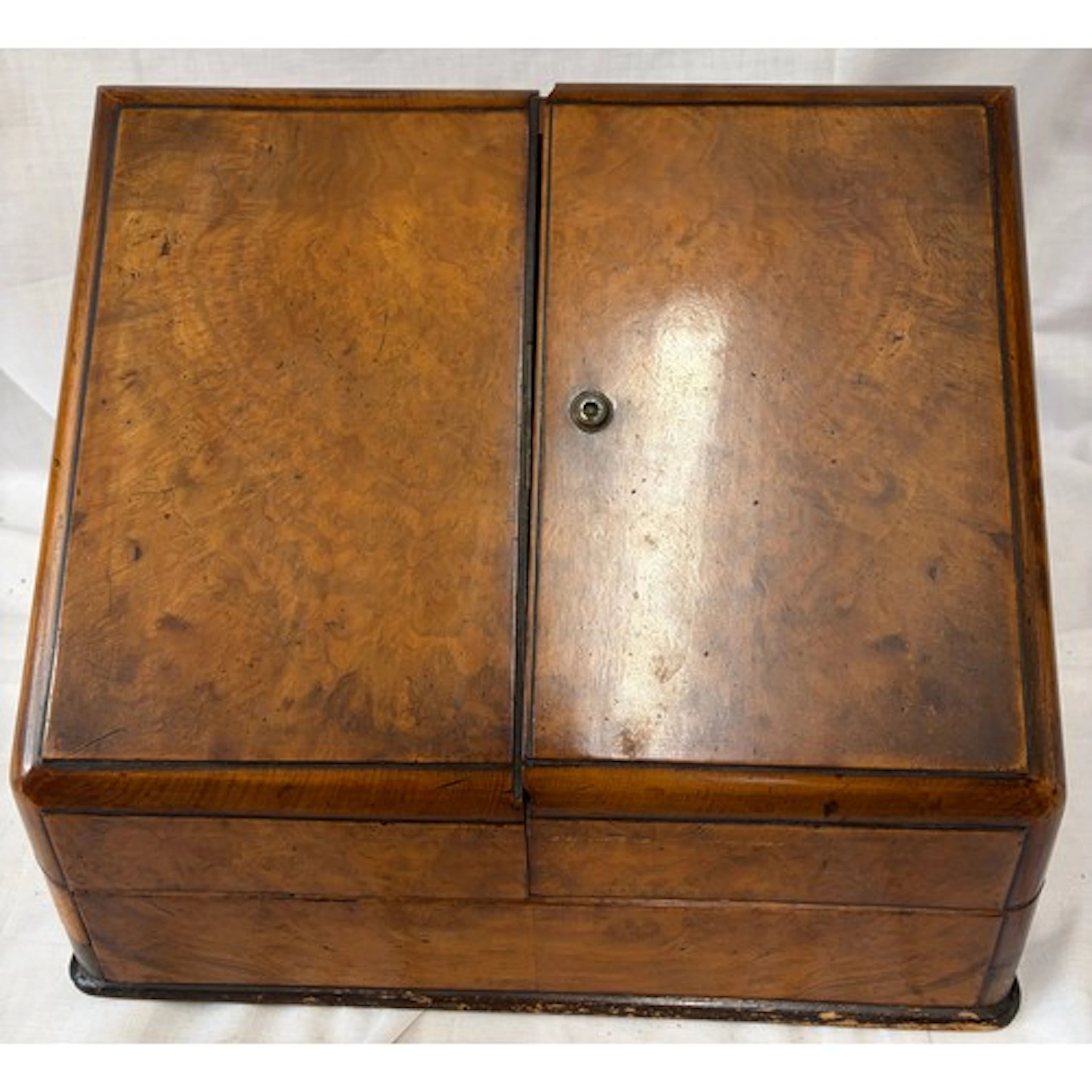 Early 20thC walnut stationary compendium with opening doors ...
