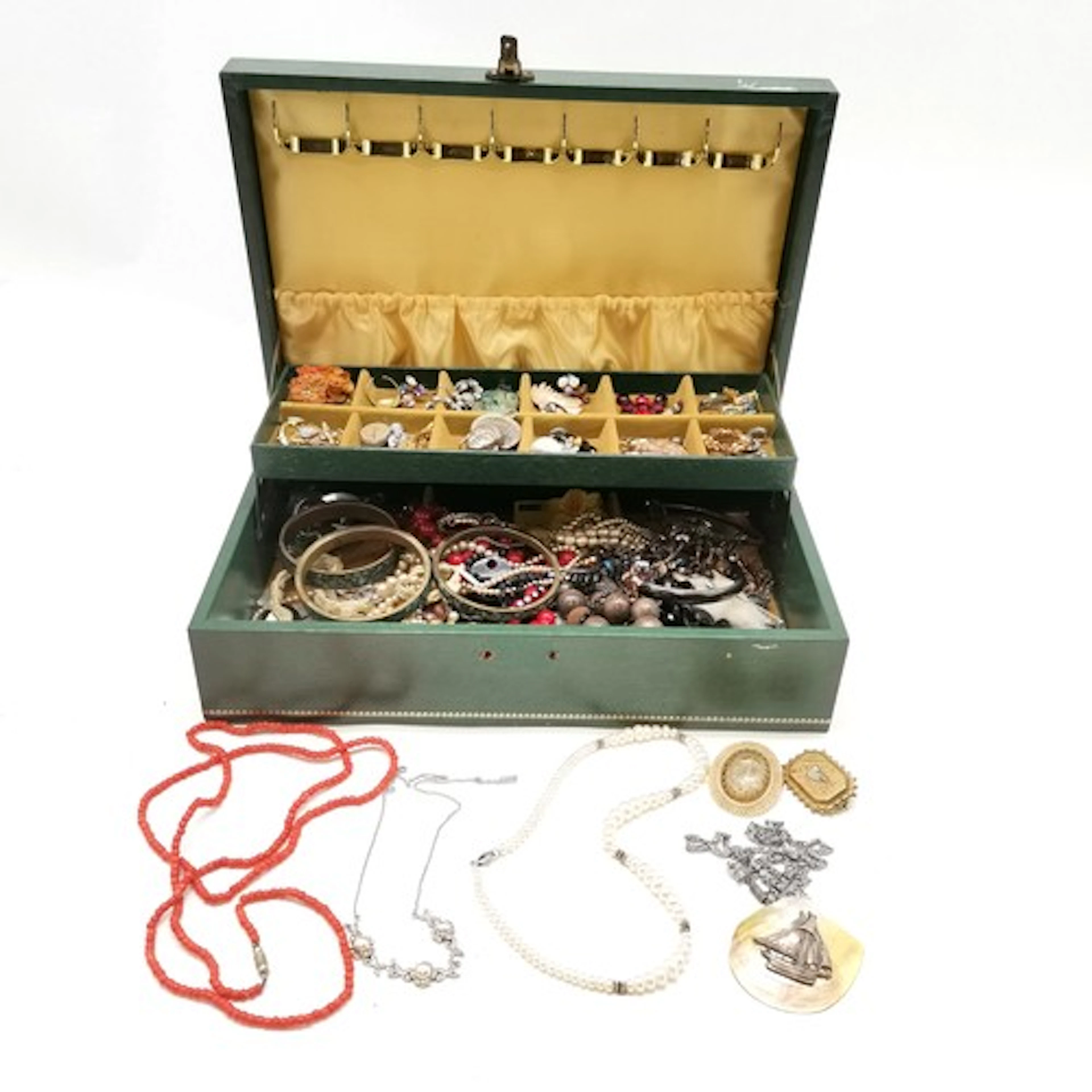 Vintage green jewellery box containing antique & later jewel...