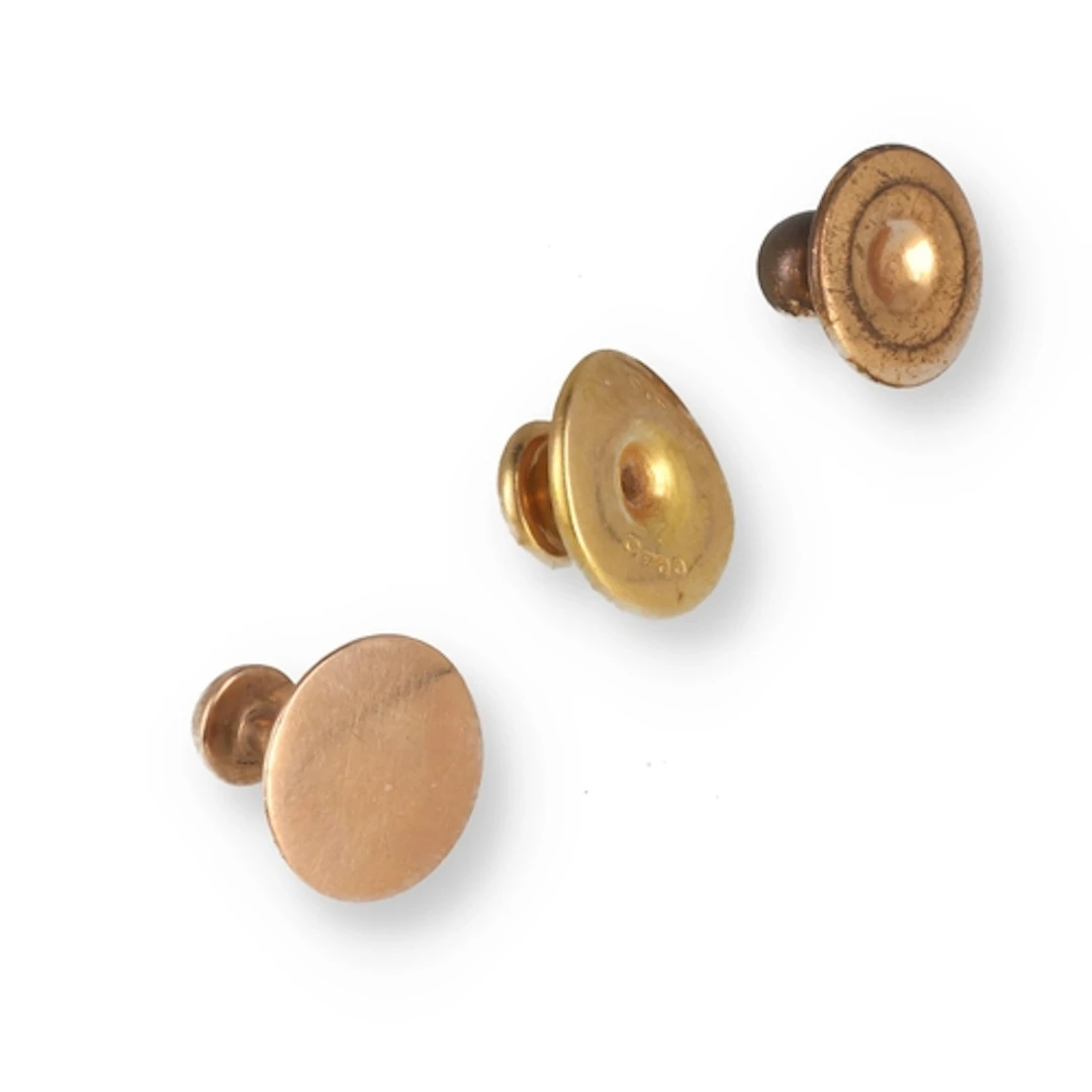 AN 18CT GOLD SHIRT STUD Weight: 1.0gms Together with two u...