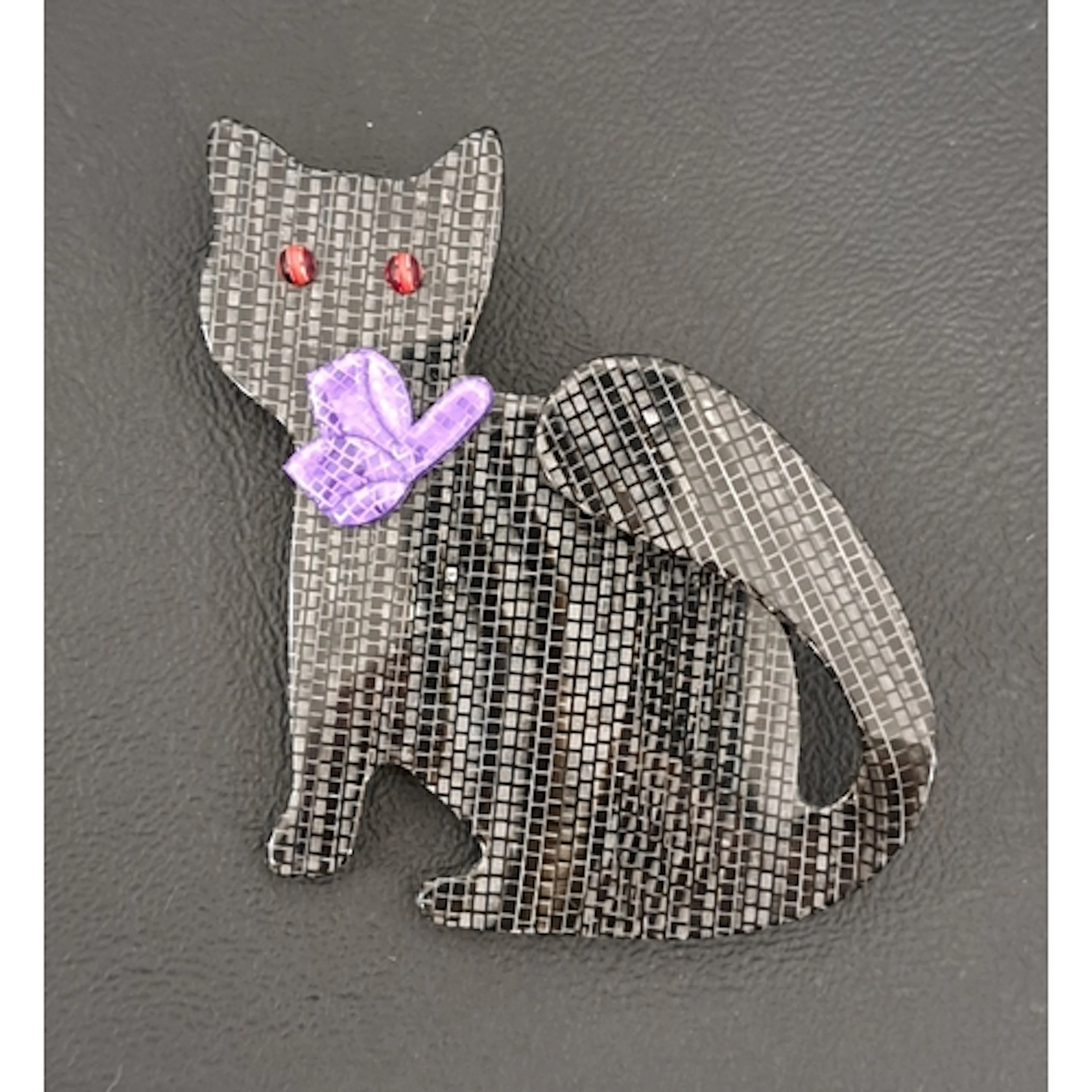 LEA STEIN WATCHING CAT BROOCH the body in black and silver, ...